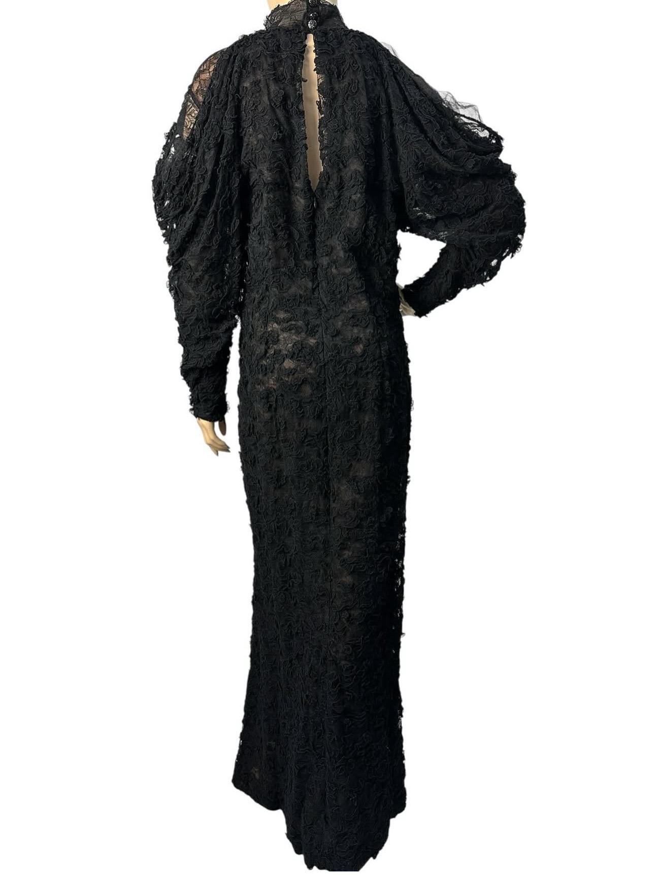 Élégante robe maxi en dentelle noire automne 2018 de Chanel en très bon état. Cette superbe robe présente des détails de dentelle complexes et une silhouette flatteuse. Parfait pour les occasions spéciales ou pour ajouter une touche de luxe à votre