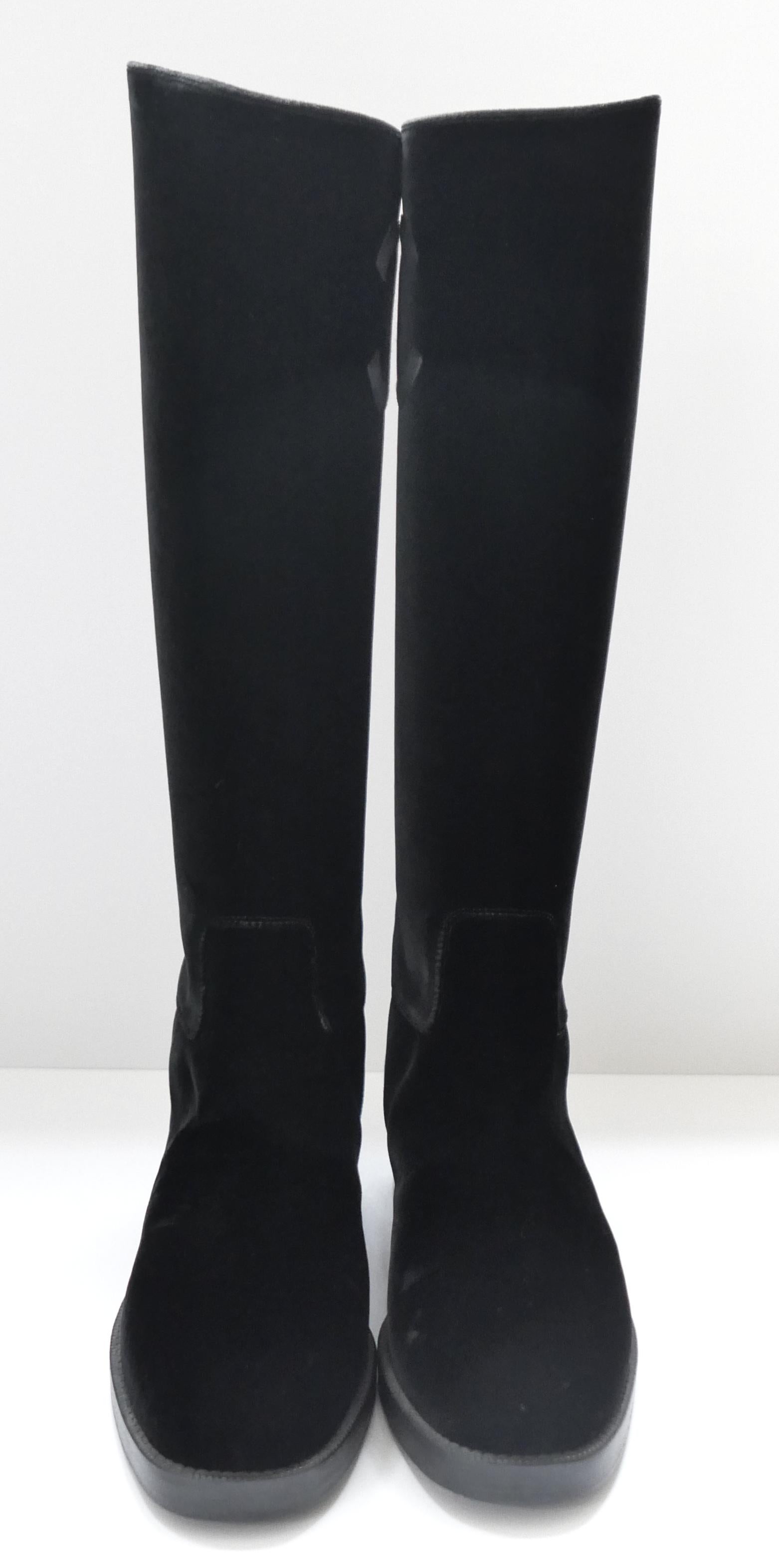 Superbes bottes d'équitation en velours Chanel issues de la collection automne 2018. Inutilisé avec 2 poubelles. Fabriqué en velours noir de jais avec de grandes applications CC et des bandes de sergé au dos. Doublure en cuir et semelles empilées en
