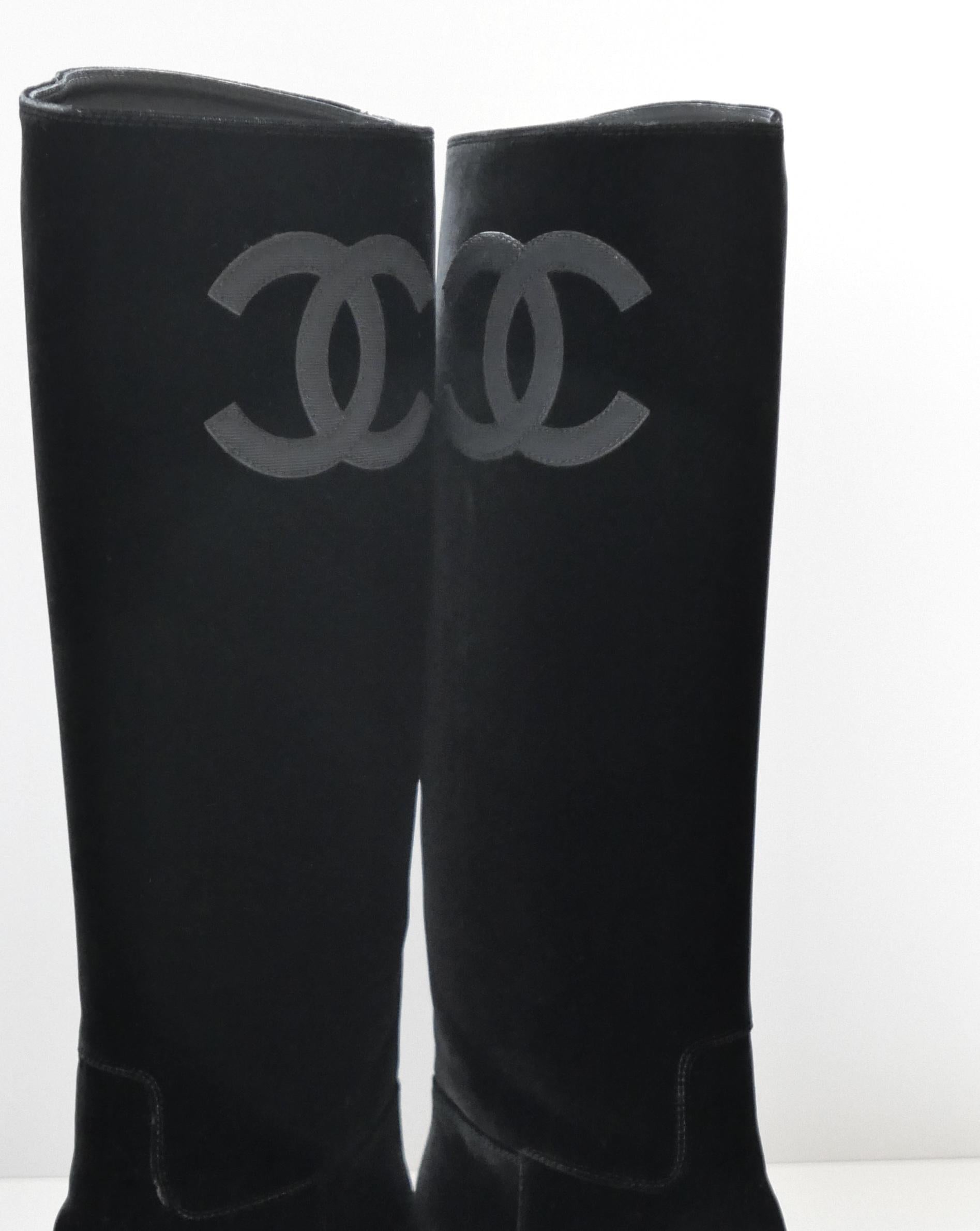 Noir Chanel - Automne 2018 - Bottes cavalières en velours CC en vente