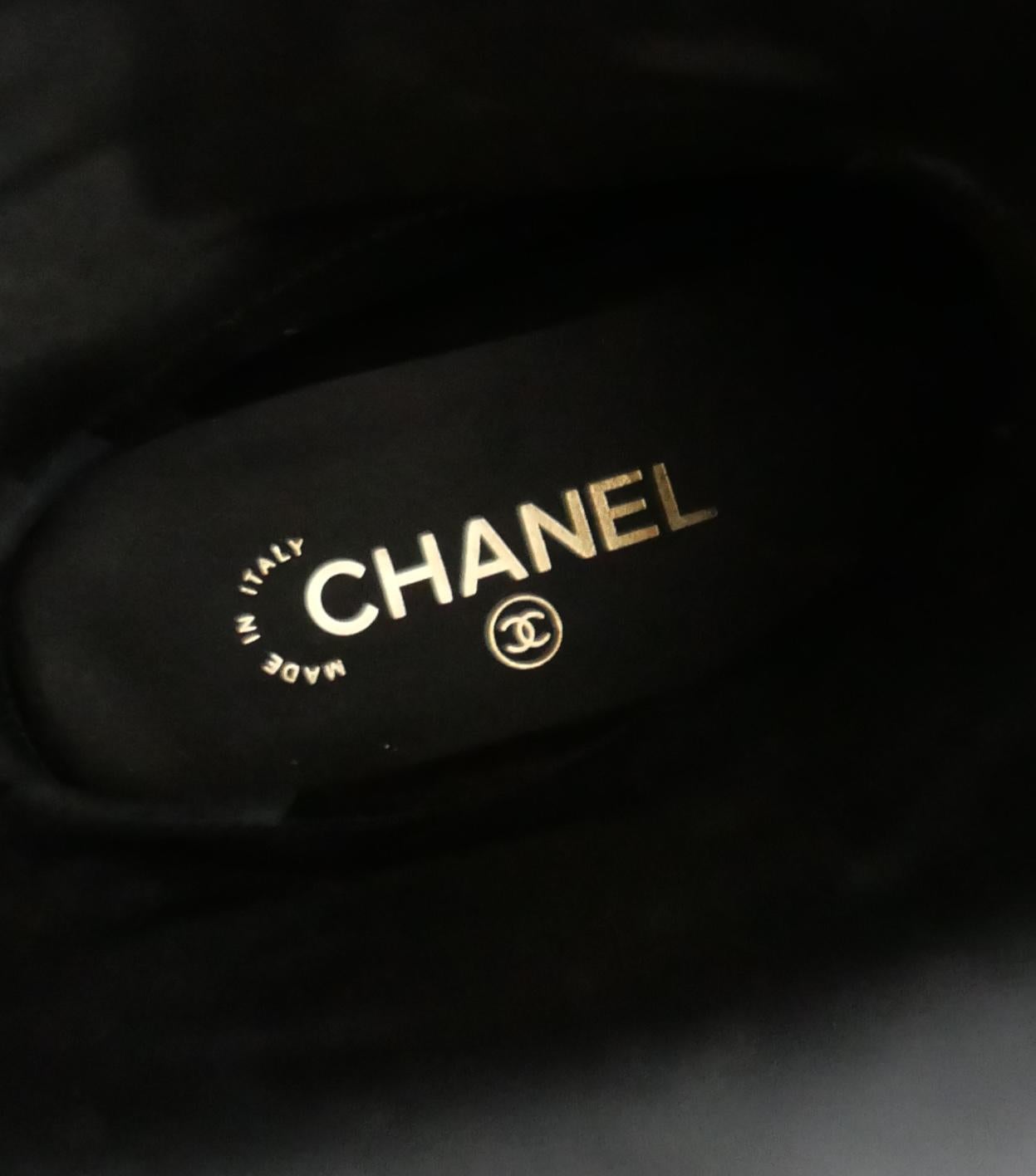 Chanel - Automne 2018 - Bottes cavalières en velours CC en vente 1