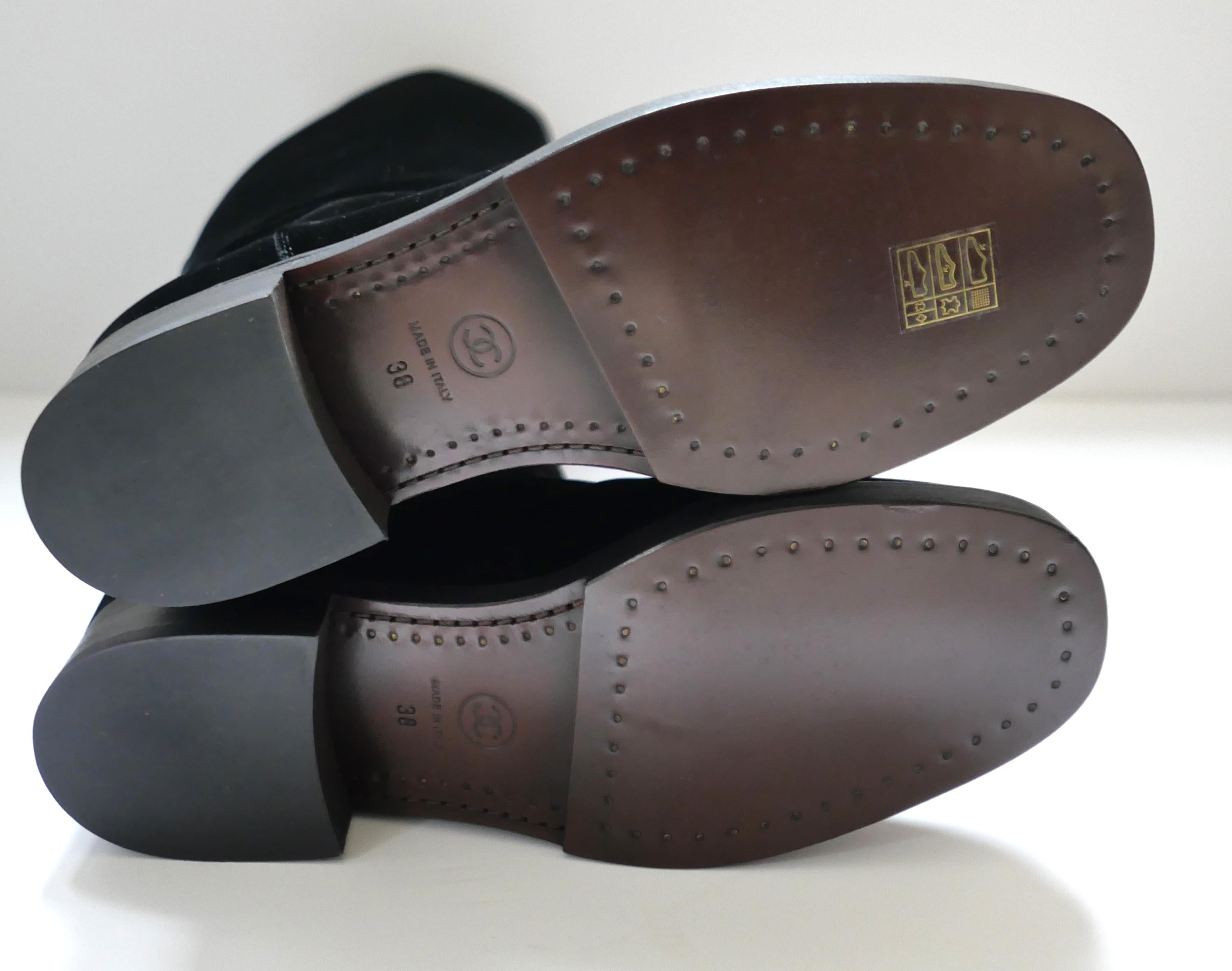 Chanel - Automne 2018 - Bottes cavalières en velours CC en vente 3