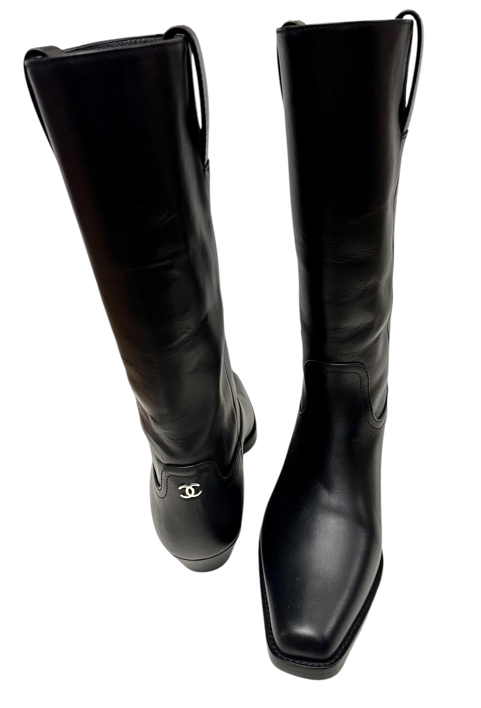 Stivali da cowboy neri Chanel Autunno 2022 Couture CC In condizioni ottime in vendita a Geneva, CH