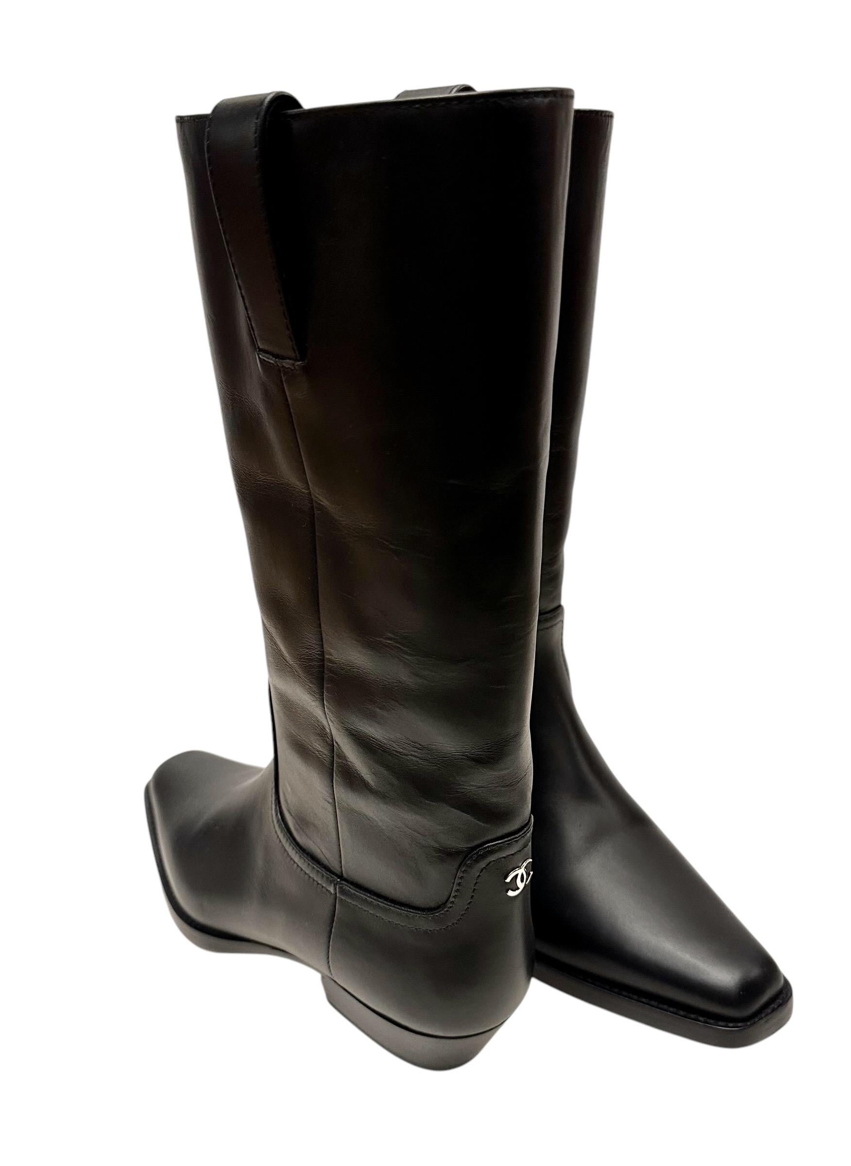 Stivali da cowboy neri Chanel Autunno 2022 Couture CC in vendita 3