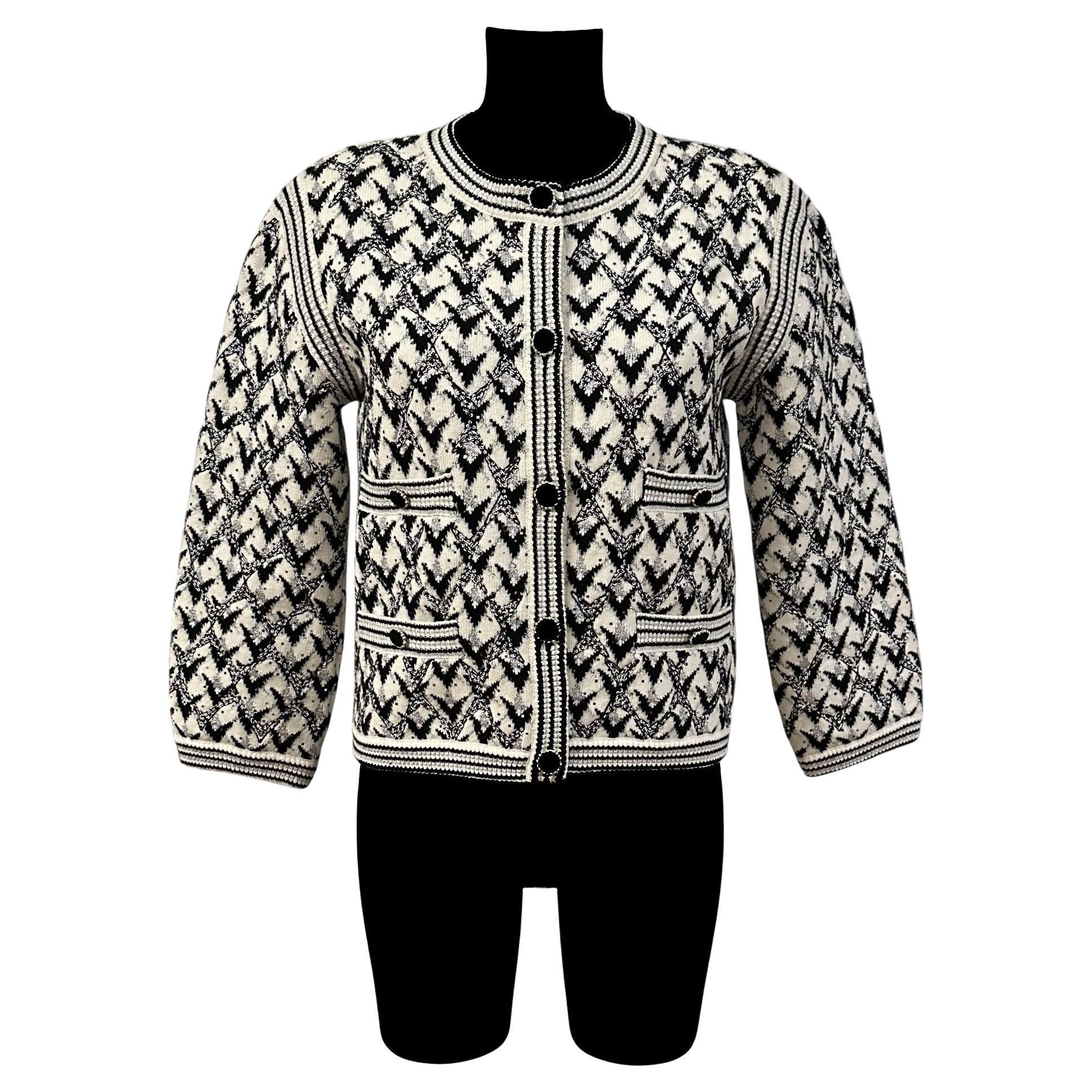 Chanel Fall 21 - Cardigan en tricot de château en cachemire noir et blanc en vente