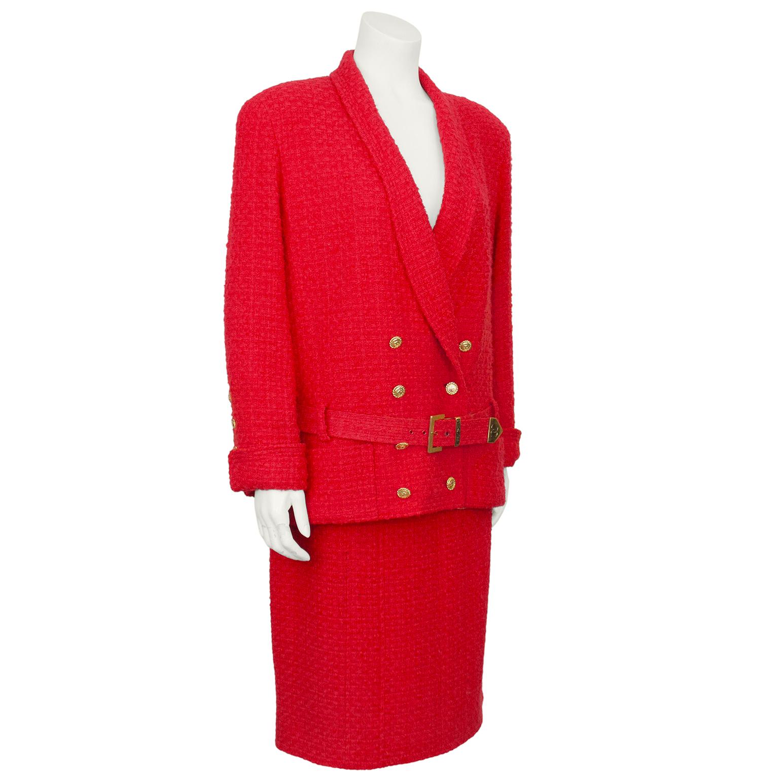 Fabelhafter Chanel-Rockanzug aus roter Wolle aus der Herbst/Winter-Kollektion 1988 von Karl Lagerfeld. Die Jacke hat einen Schalkragen und ist doppelreihig mit 8 goldfarbenen Chanel-Logo-Knöpfen aus Metall und einer gedrehten Zierleiste. Ein