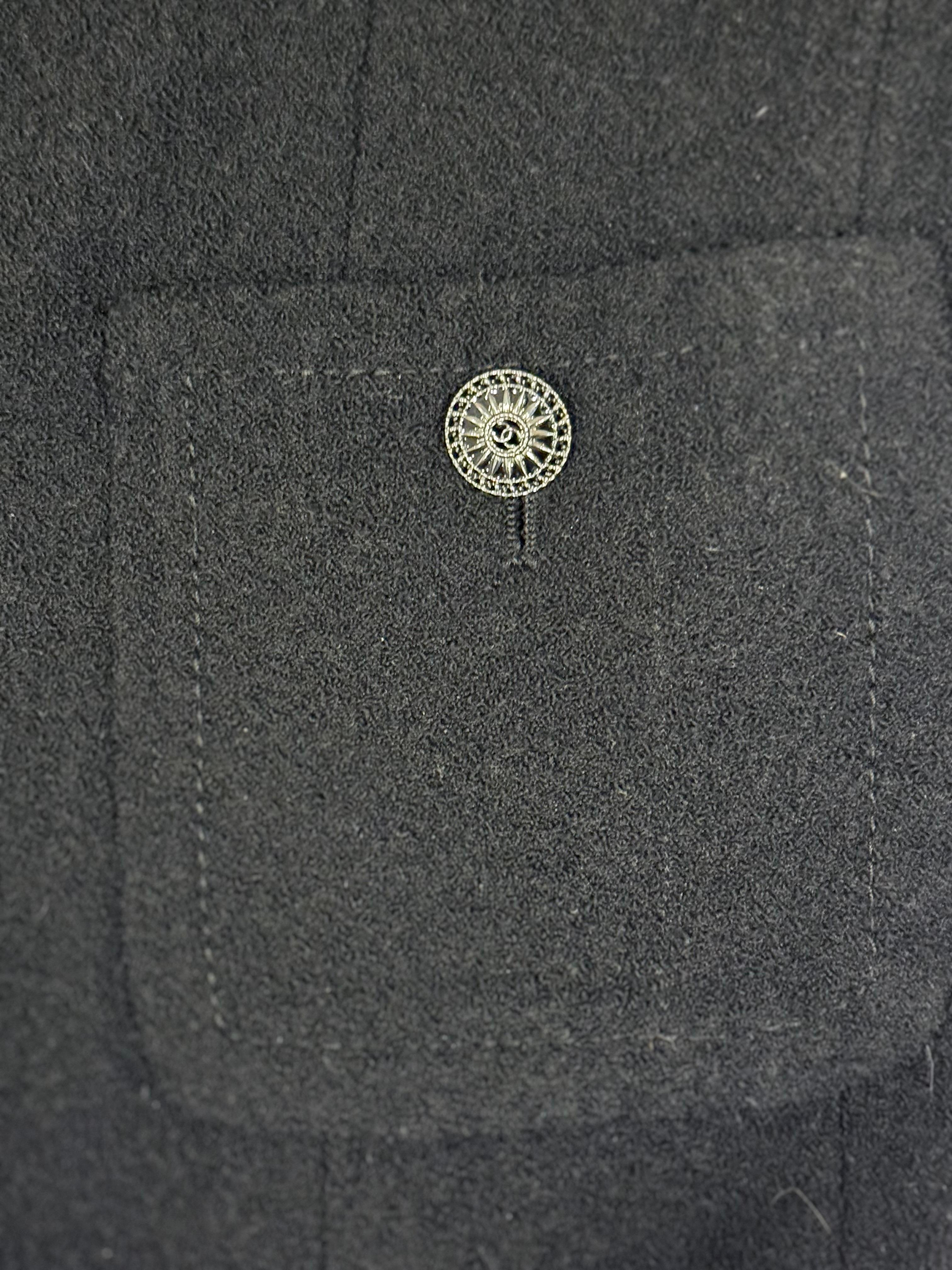 Chanel Fall/Winter 2007–2008 Black Wool & Silk Skirt Suit (FR 38 / US 6) For Sale 2