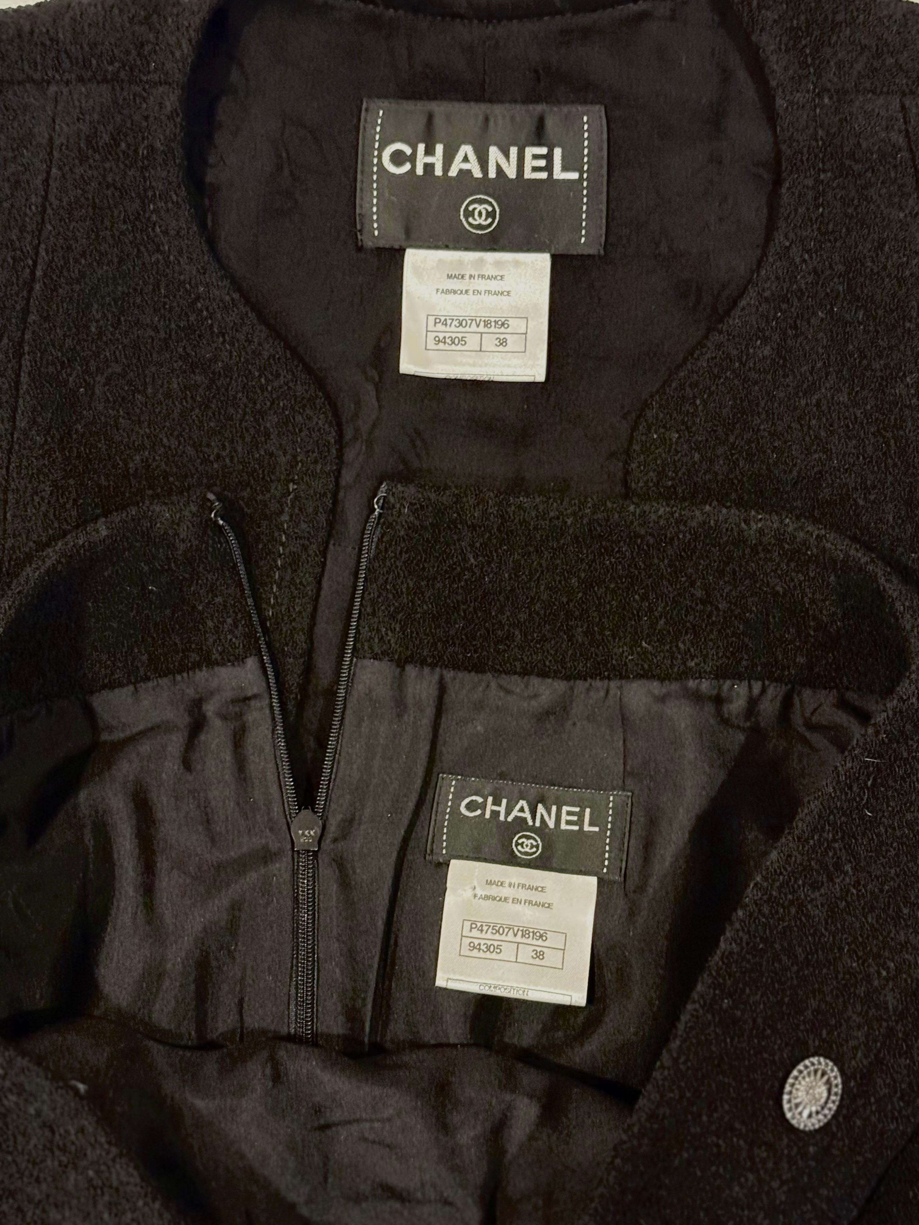 Chanel Fall/Winter 2007–2008 Black Wool & Silk Skirt Suit (FR 38 / US 6) For Sale 3