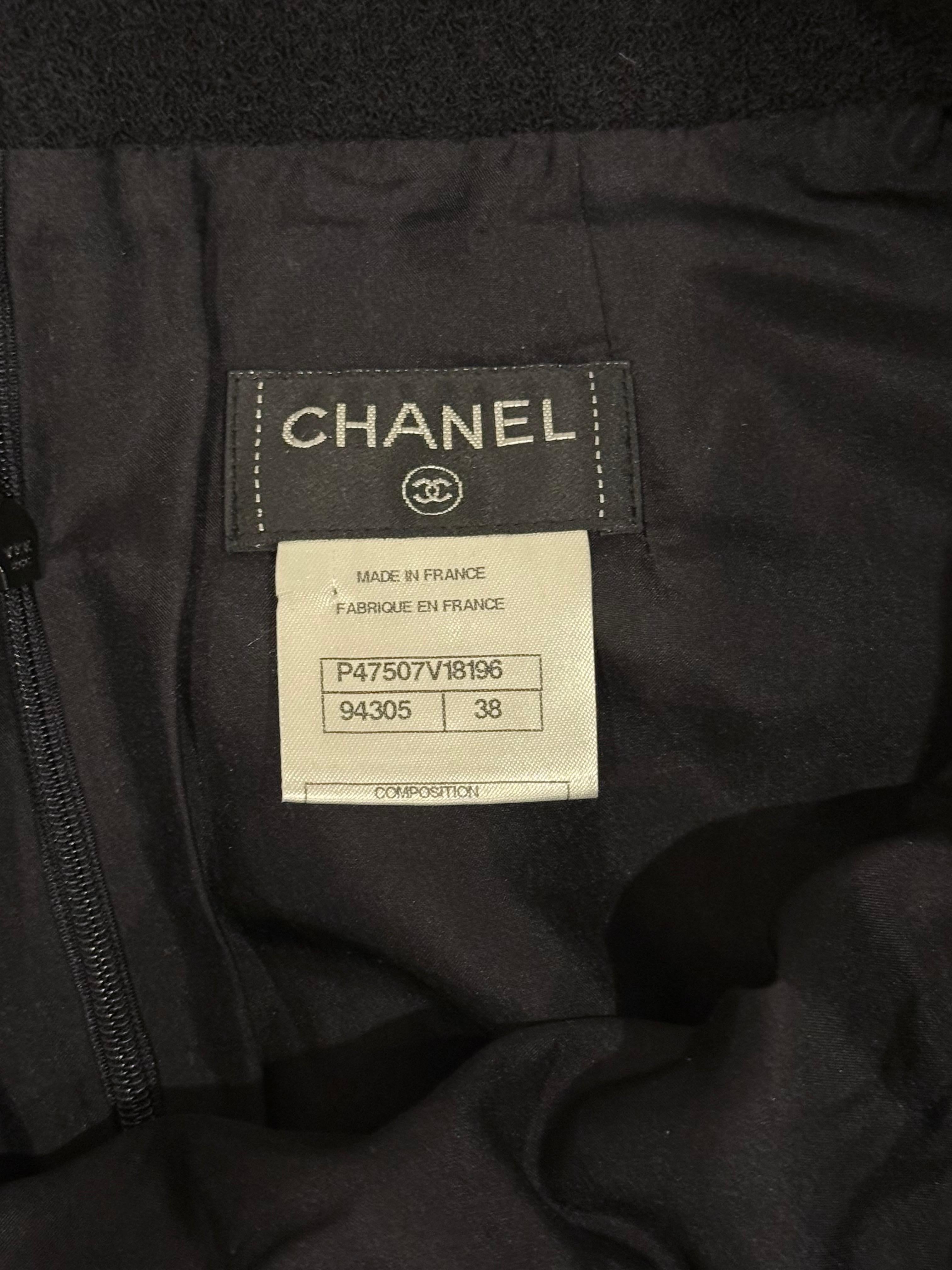 Chanel Fall/Winter 2007–2008 Black Wool & Silk Skirt Suit (FR 38 / US 6) For Sale 5