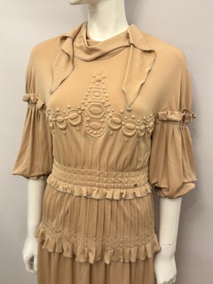 Chanel Herbst/Winter 2007 Laufsteg: Beiges Jerseykleid mit plastischem Trompe-l'Œil-Effekt