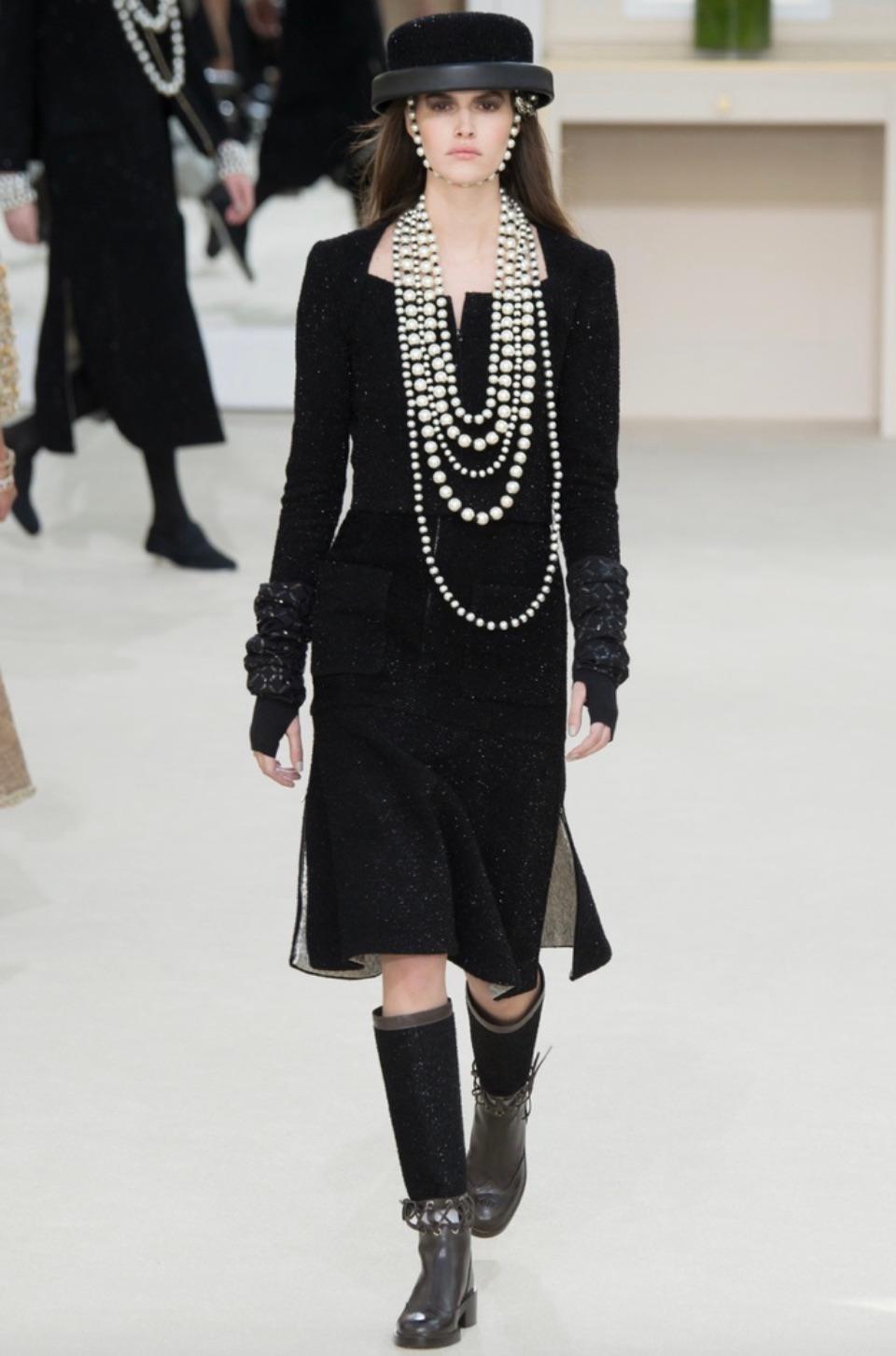 Meet the little black jacket from Chanel Fall/Winter 2016 collection. This elegant piece shines in sophistication. With its cropped length, flattering silhouette, and classic square neckline, it's perfect for evening outings. The delicate shimmery
