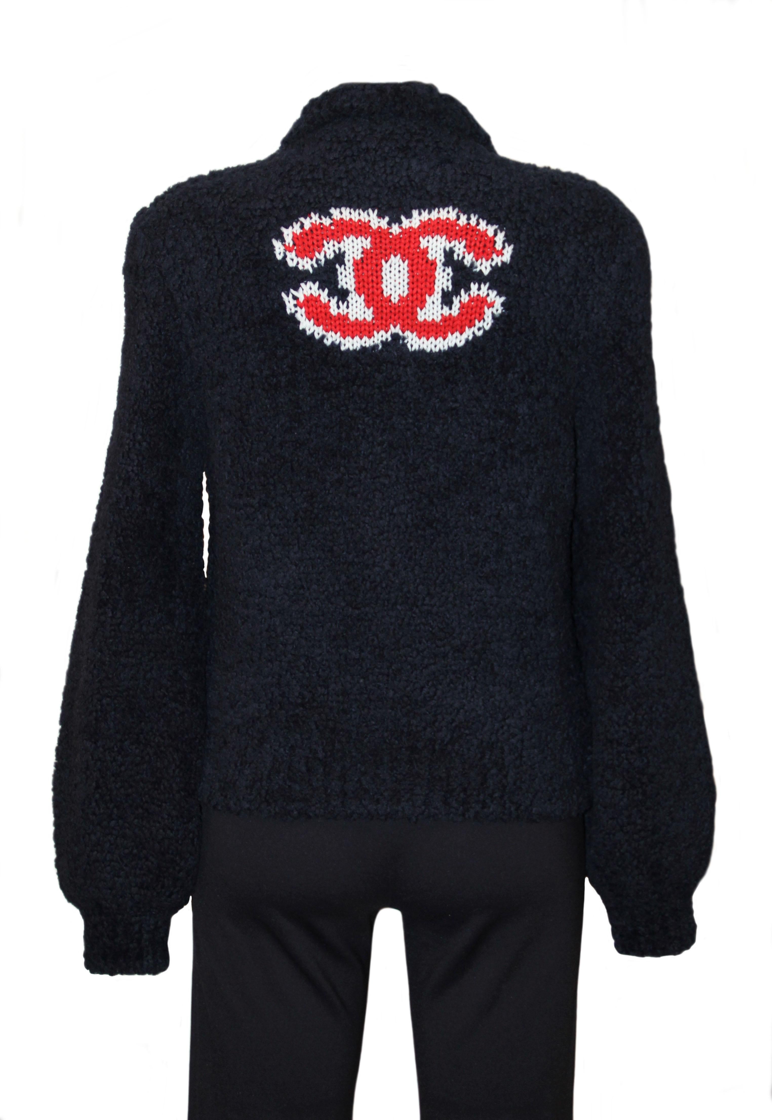 From the last collection of Karl Lagerfeld for the House of Chanel, this new pre-owned Teddy zip up jacket is crafted in a beautiful darl blue tone wool mix with a shearling look !
It features a red and white CC Logo on the back as well as red and