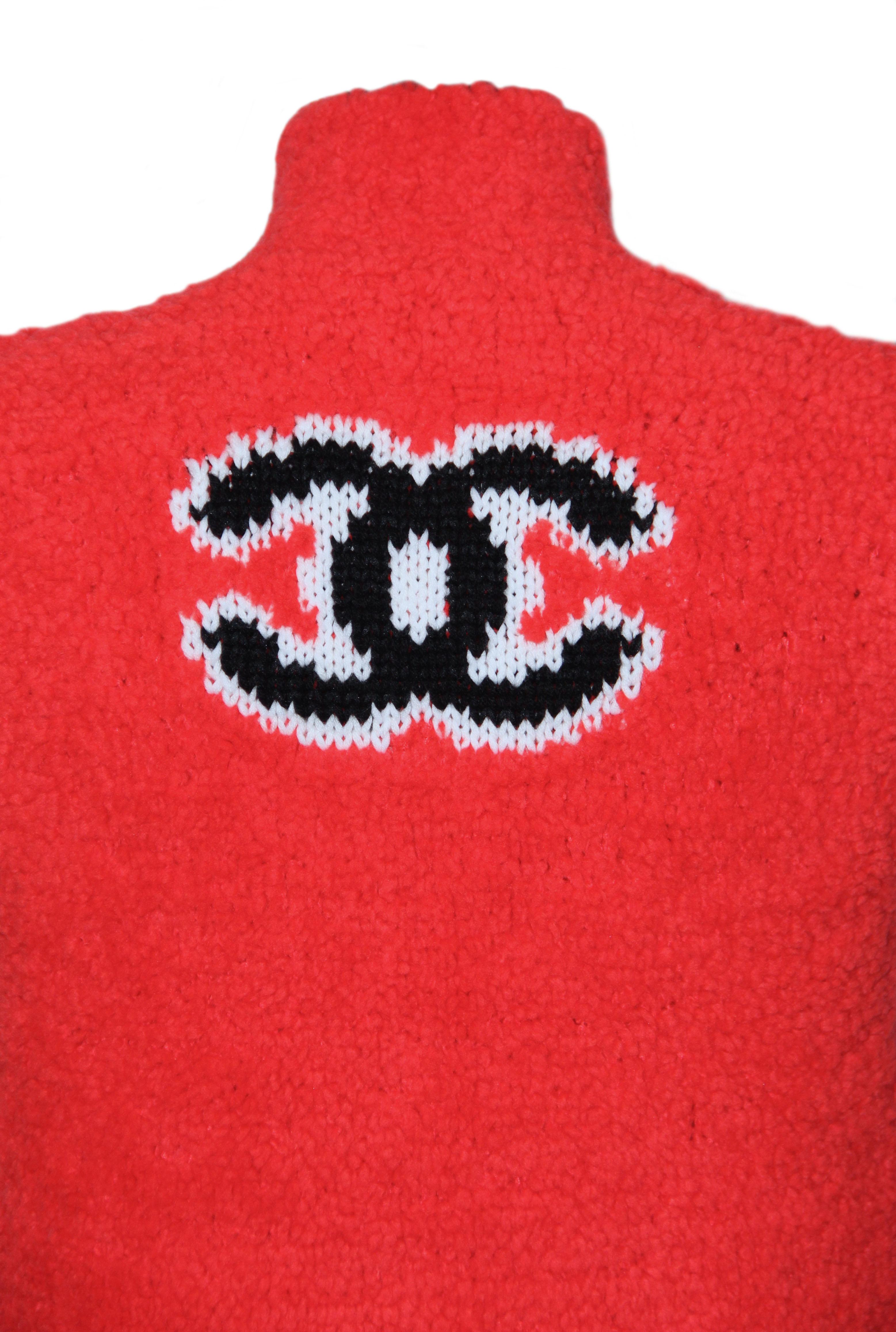 From the last collection of Karl Lagerfeld for the House of Chanel, this new Teddy zip up vest is crafted in a beautiful coral red tone wool mix with a shearling look !
It features a black and white CC Logo on the back as well as black and white CC