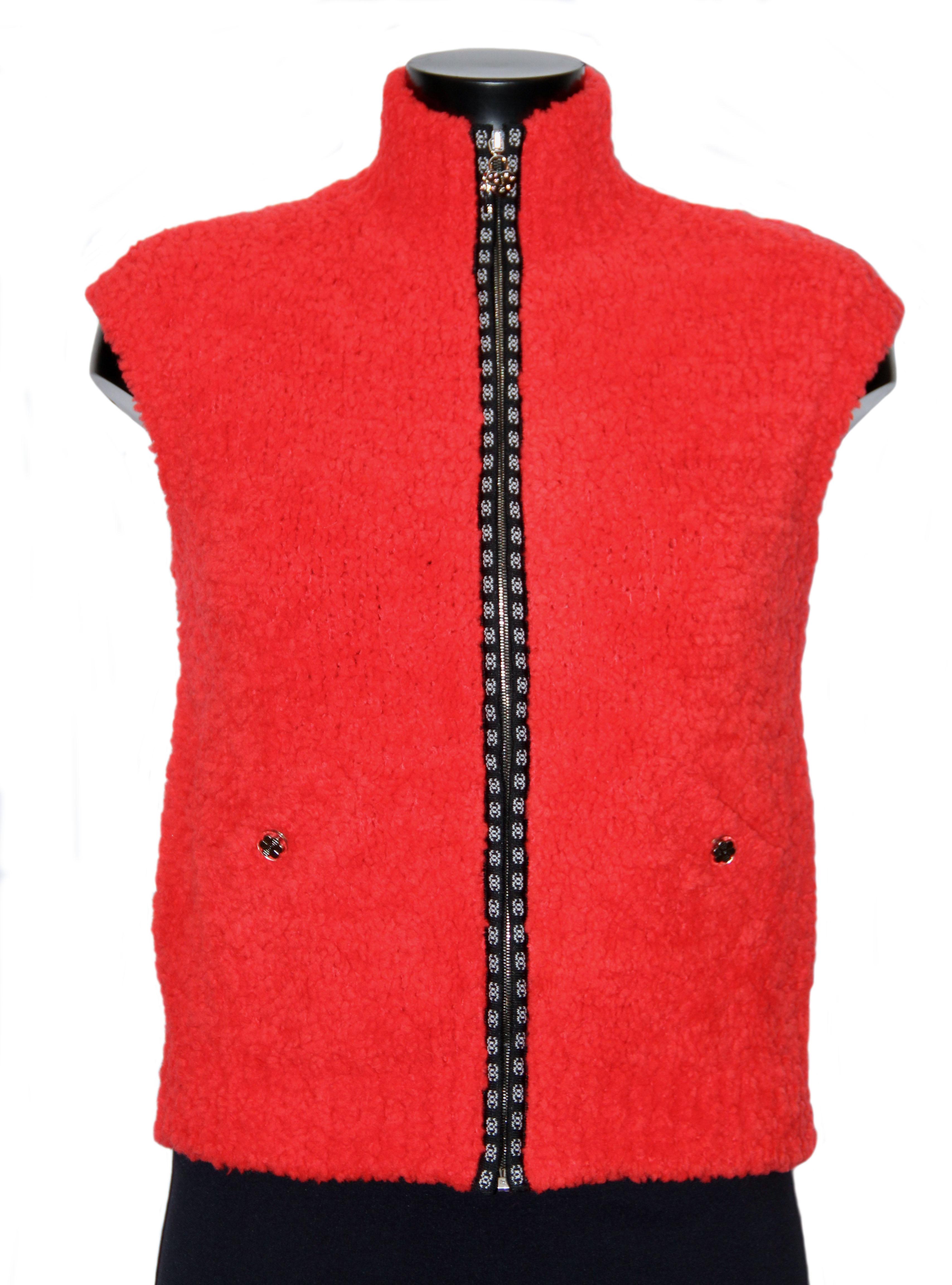 Chanel Fall Winter 2019 / 2020 Collection CC Red Teddy Knit Vest In Excellent Condition In Geneva, CH