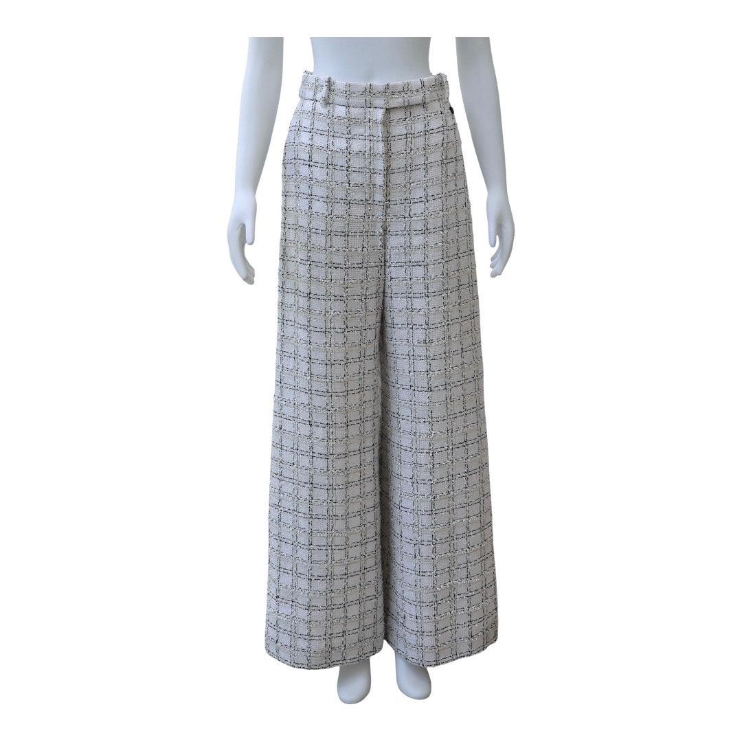 CHANEL Fall/Winter 2020 Lurex Tweed Wide-Leg Trousers - White & Black 

These CHANEL trousers from the Fall/Winter 2020 collection offer a timeless yet modern silhouette. Crafted in a luxe white and black tweed interwoven with subtle lurex