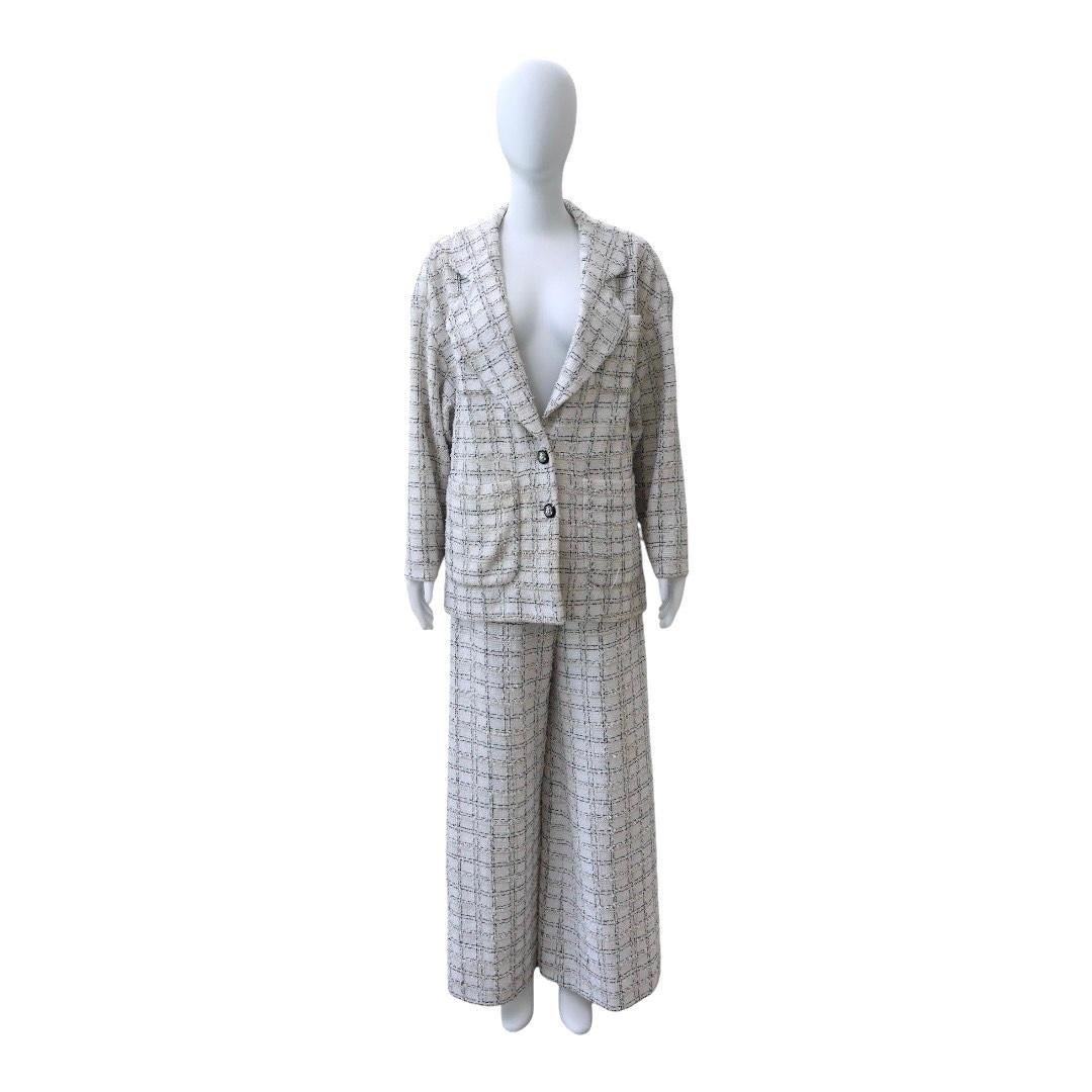 CHANEL Fall/Winter 2020B Oversized Lurex Tweed Jacket – White & Black

From CHANEL’s Fall/Winter 2020 Act I collection (20B), this oversized tweed jacket is a striking blend of relaxed tailoring and timeless Parisian polish. Crafted in a soft white