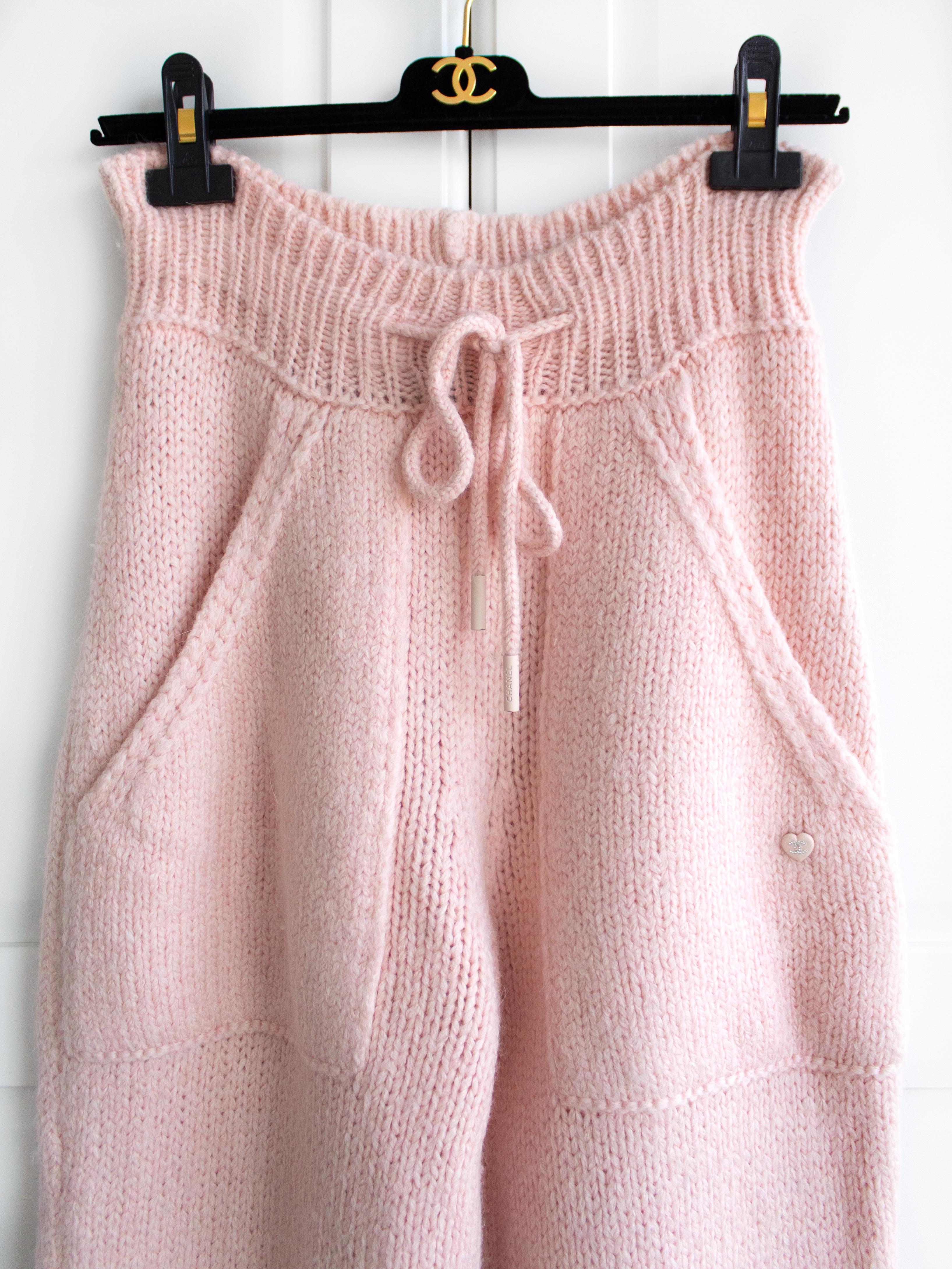 Chanel Fall/Winter 2021/22 Pre-Collection Pink Knit Wool Heart 21B Sweatpants 2