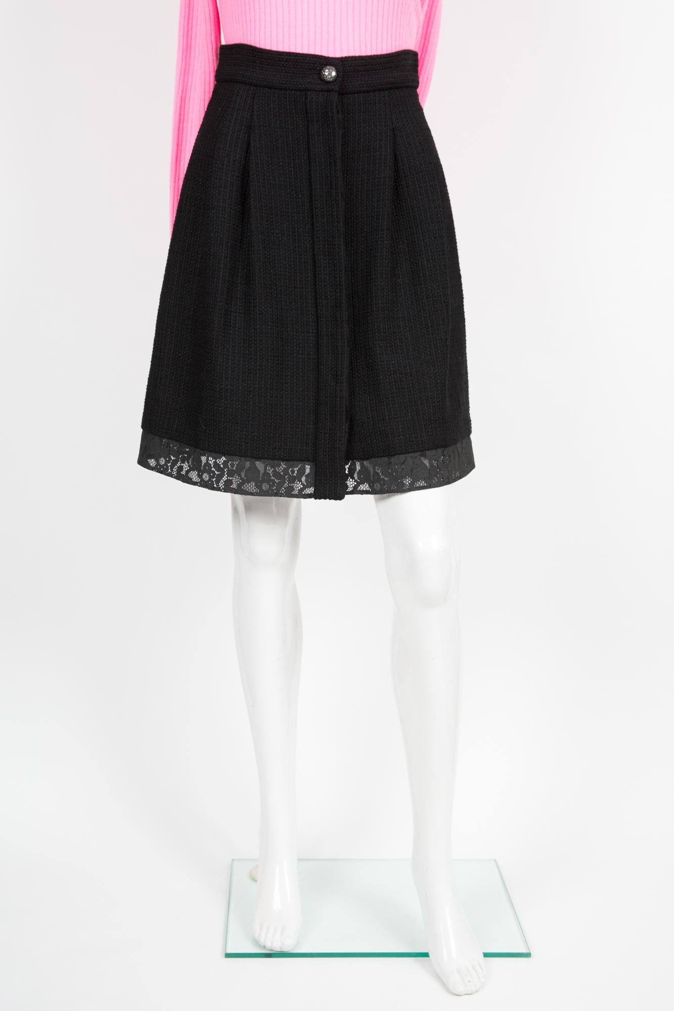 Chanel black fancy tweed pleated skirt featuring a textured  cotton tweed fabric, a bottom lace finishing, a front shiny fancy button and logo hidden buttons,  side pockets, full silk lining. Circa: 2000s
91% Cotton
9%nylon
Lining: 100% silk
In good