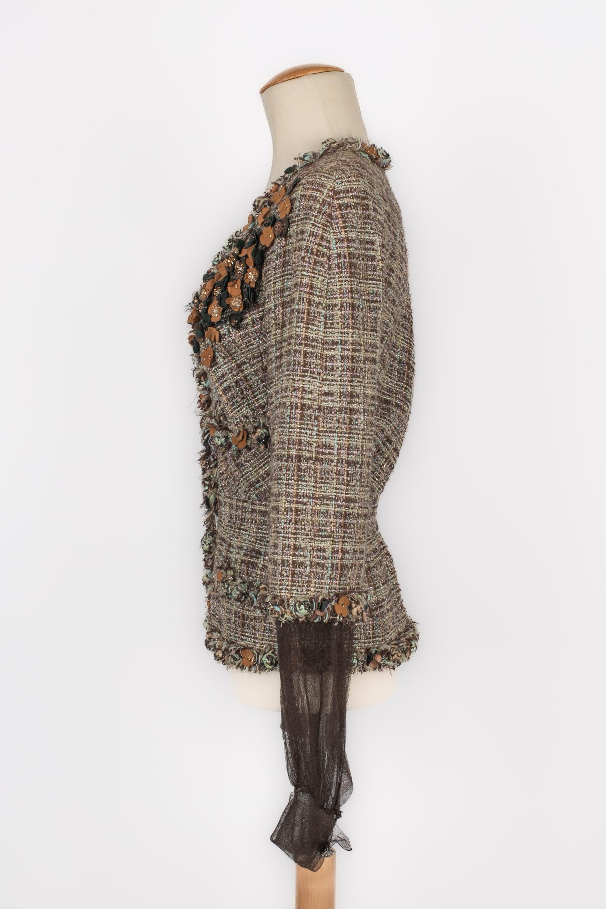 Chanel - (Fabricado en Francia) Elegante chaqueta de tweed en tonos otoñales realzada con hilos de lúrex en tonos pastel y rematada con corchetes. Parches de tul de seda adornados con flores de cuero. Forro de seda. Pieza de finales de los 90 -