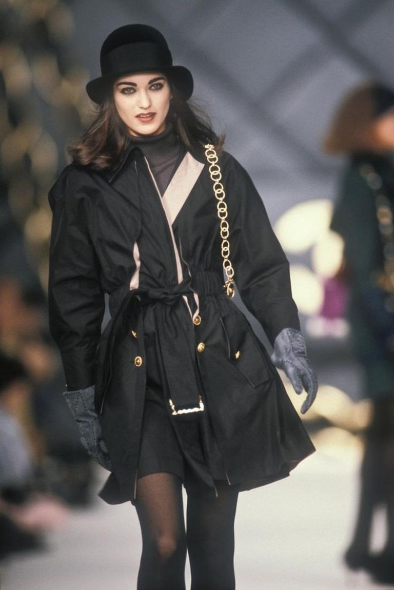 Chanel - (Made in France) Black lamb leather quilted belt bag, golden metal twisted chain belt. 1990 Fall-Winter Collection, under the direction of Karl Lagerfeld.

Additional information:
Condition: Good condition
Dimensions: Length: 100 cm -