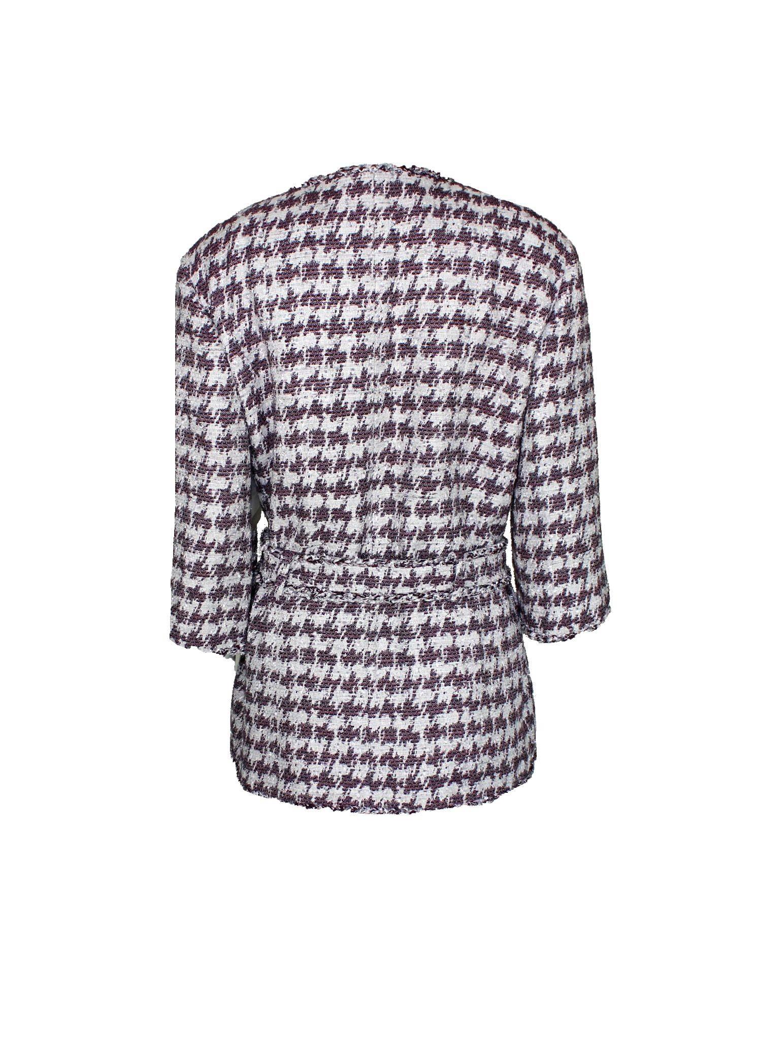 
Beautiful CHANEL tweed jacket / short coat designed by Karl Lagerfeld
A true CHANEL item in the famous houndstooth pattern that will last you many years
CHANEL's signature fringed fantasy tweed fabric produced by Maison Lesage
A true