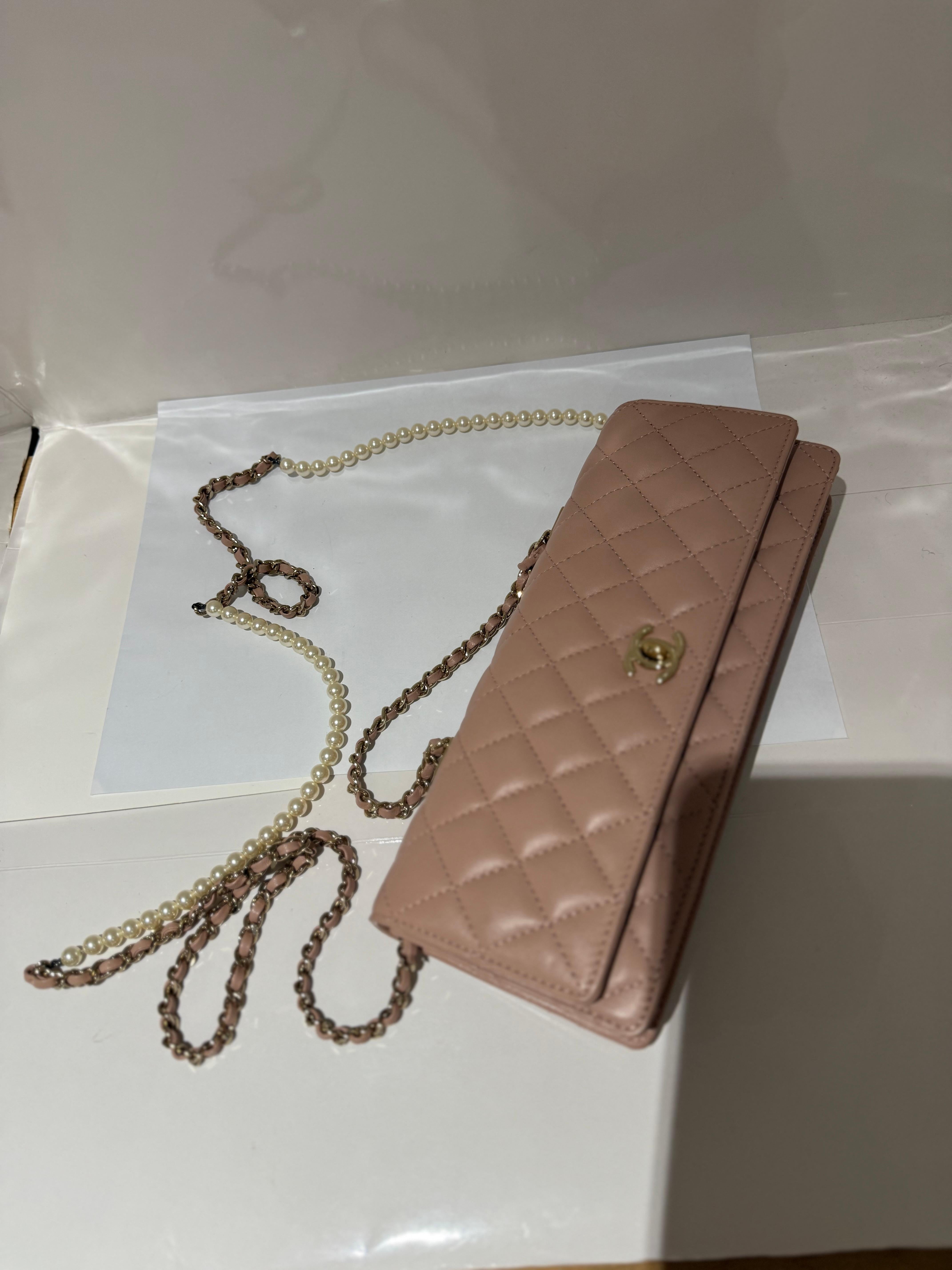 Chanel Lambskin Quilted Fantasy Pearls Evening Flap in Pink. This stylish shoulder bag is crafted of luxurious padded diamond stitched lambskin leather in pink. With the short or long strap in gold and pearls it can be for day or evening. Very