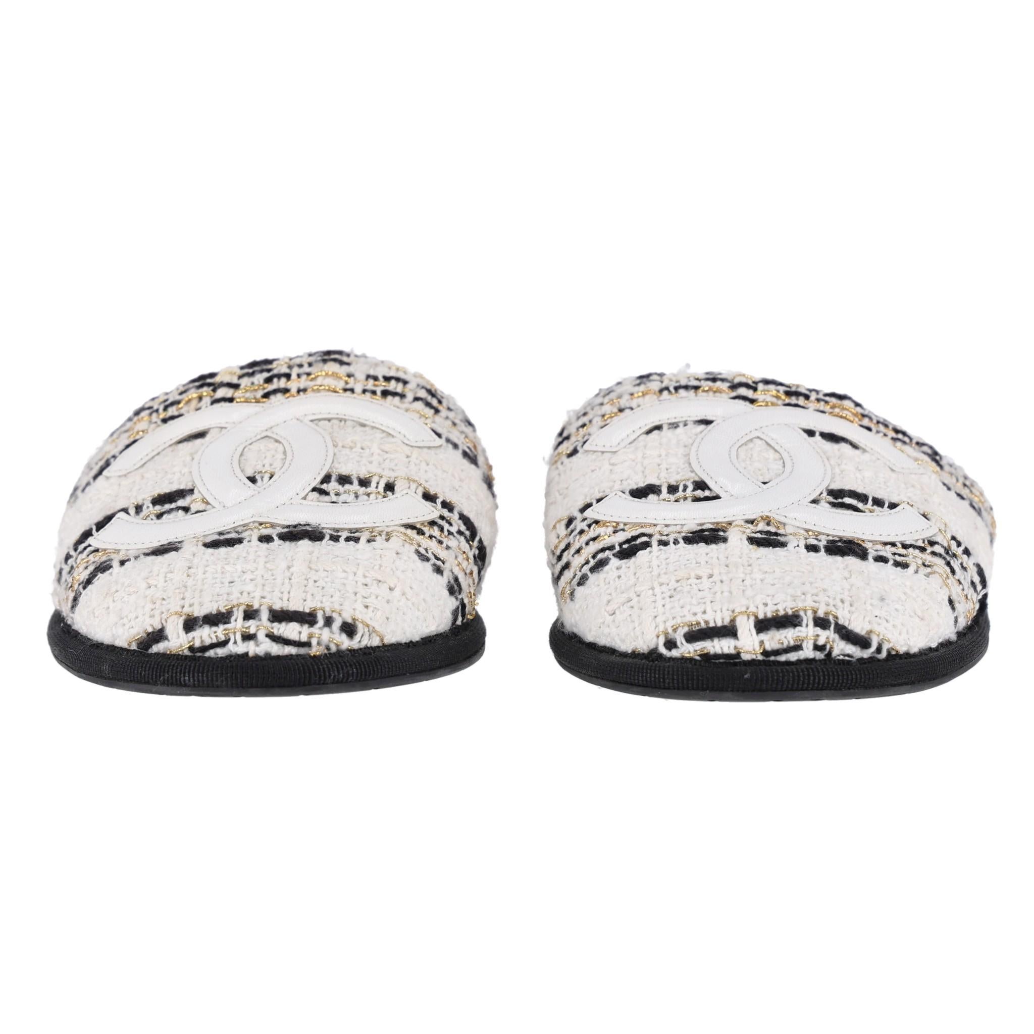 Chanel Pantuflas Fantasía Tweed Logo 'CC

Zapatillas en tweed blanco, negro y dorado con un gran logotipo 
