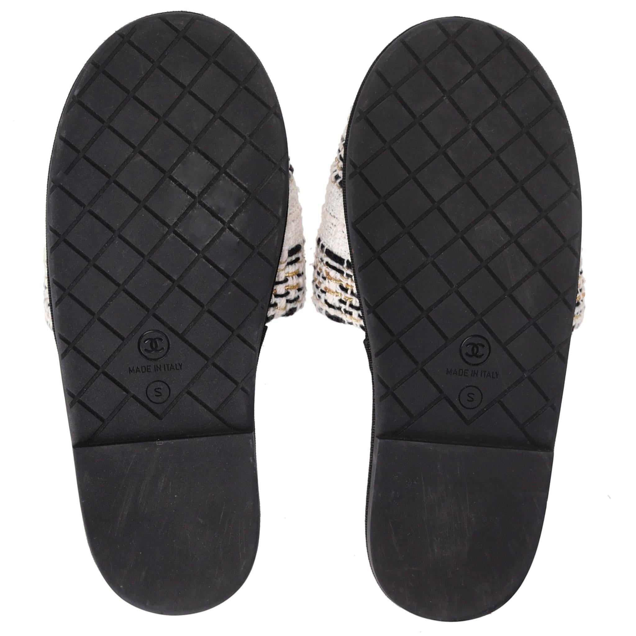 Chanel Pantuflas Fantasía Tweed Logo 'CC en Excelente estado para la venta en London, GB