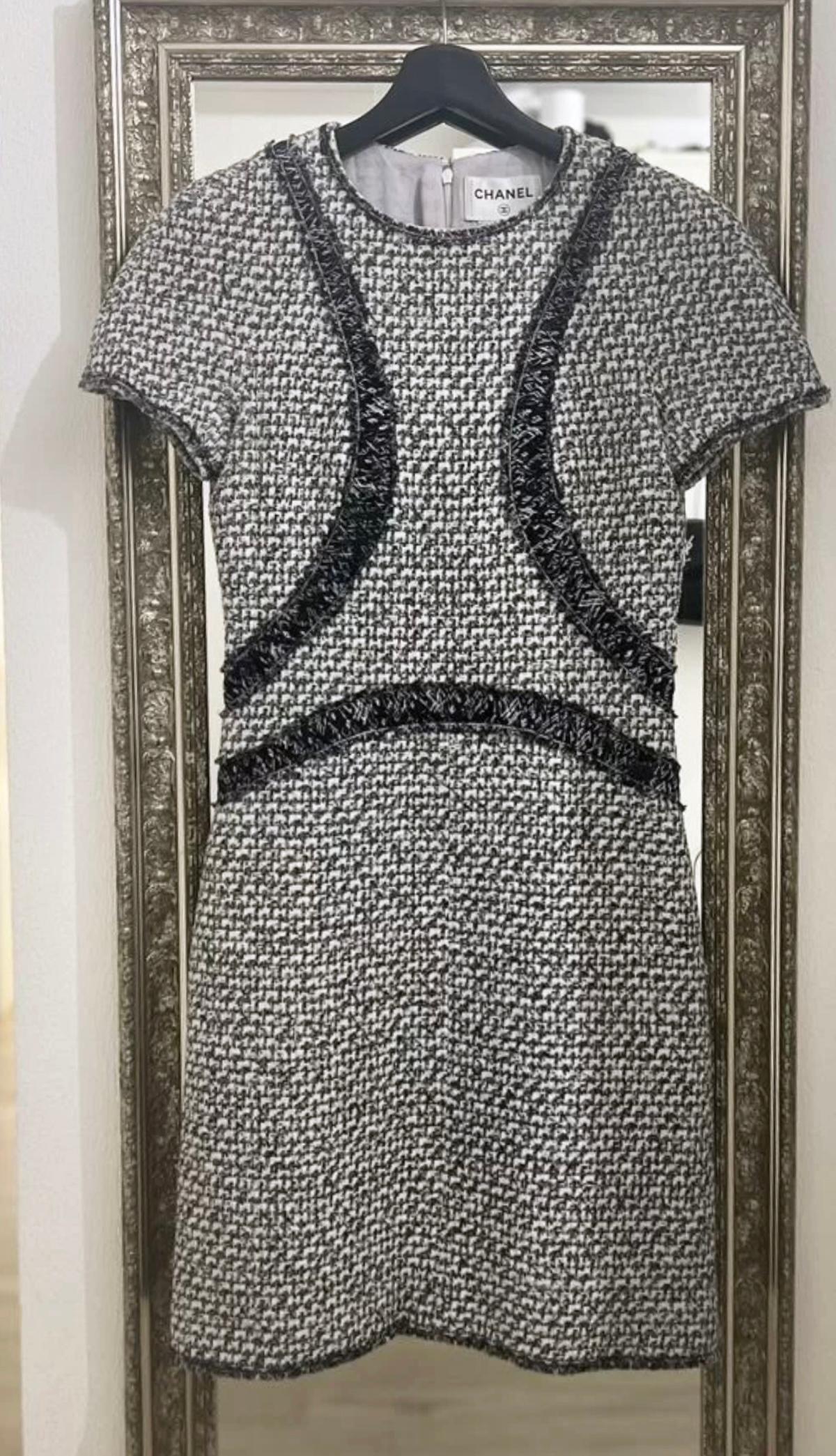 Chanel fantasy tweed dress with geometric inserts.
- tonal silk lining
Size mark 34 FR. Pristine condition.
