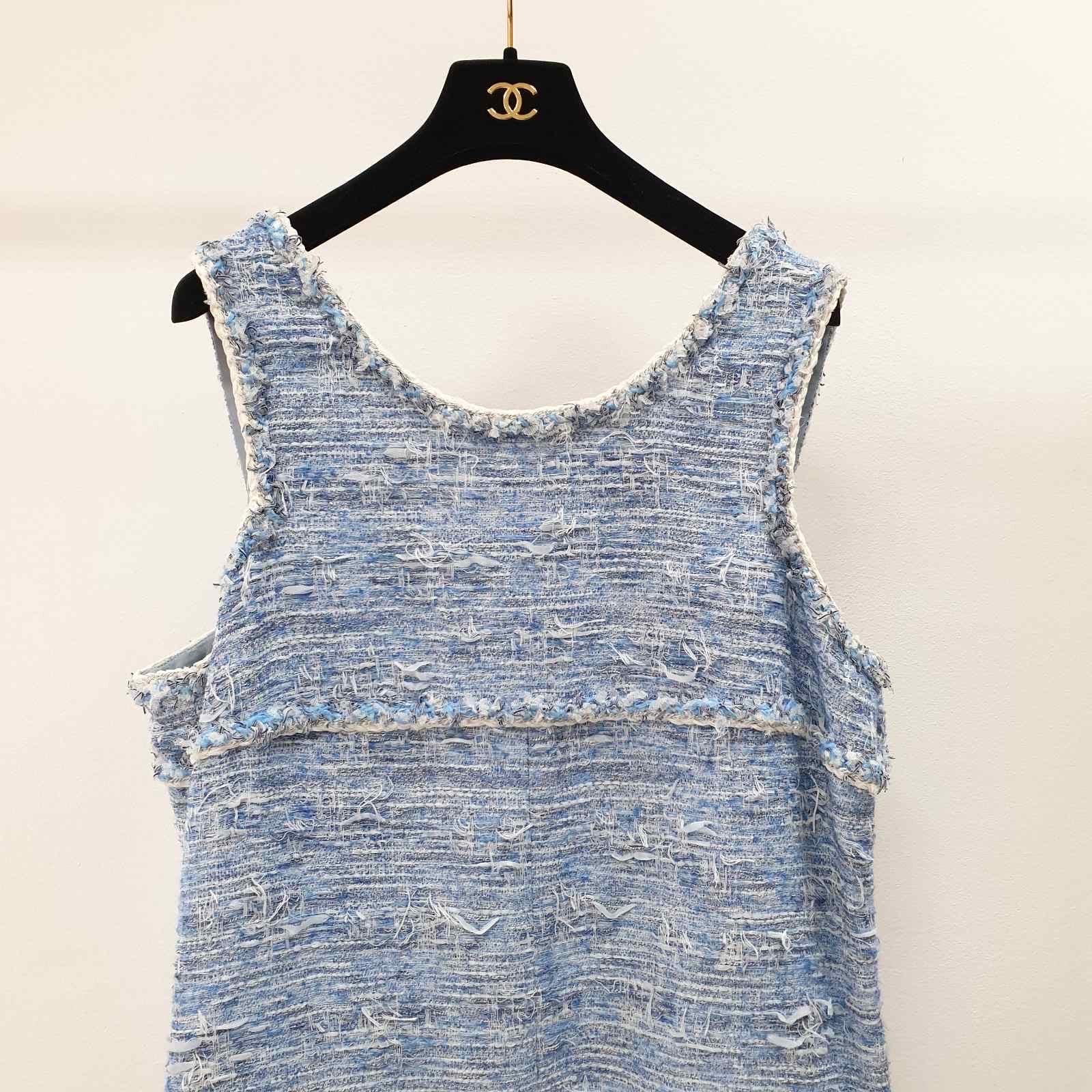 Eleva il tuo guardaroba con questo splendido abito Chanel Fantasy Tweed con frange della collezione primavera 2015 (15P). Questo abito emana lusso e raffinatezza, mettendo in mostra l'iconica lavorazione del tweed di Chanel. I dettagli con frange