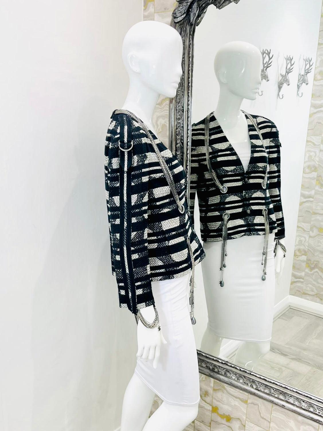 Chanel - Veste en tweed fantaisie avec chaînes avec logo CC  & Perles Excellent état - En vente à London, GB