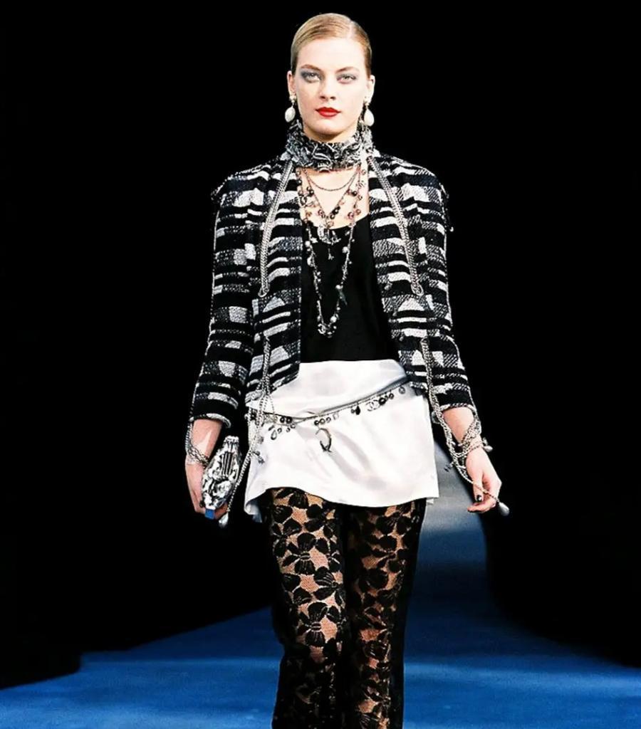 Chanel - Veste en tweed fantaisie avec chaînes avec logo CC  & Perles en vente 3