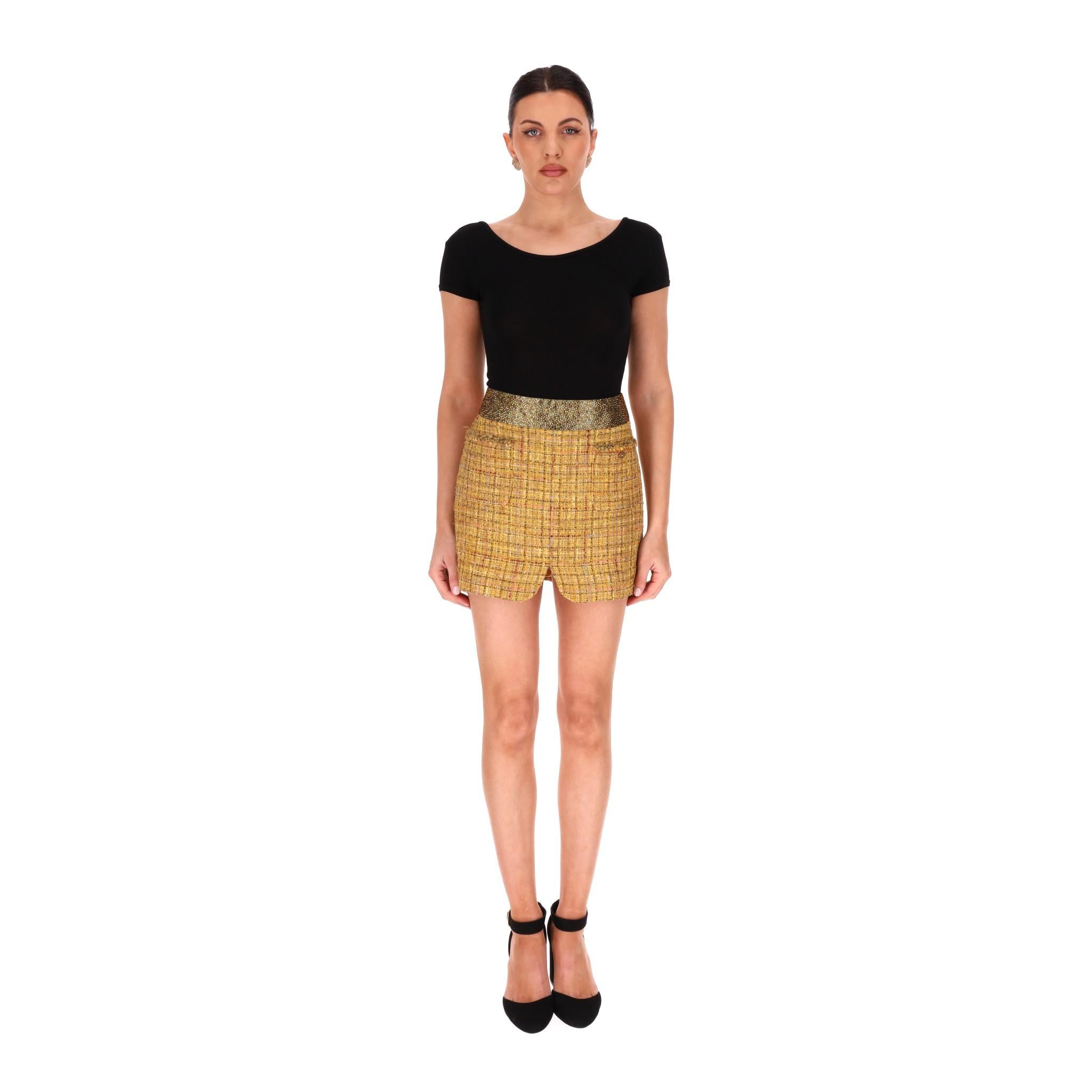 Minifalda Chanel Fantasía de lana, tweed y cristales

Minifalda amarilla mostaza confeccionada en el característico tweed fantasía de Chanel, acentuado con hilos multicolores que la atraviesan.

Diseñado con cintura adornada con cristales dorados y