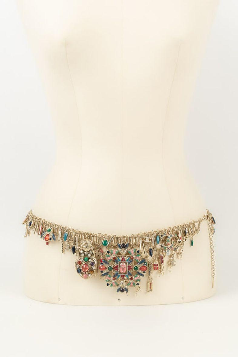 Chanel -Champagne colored metal belt with resin and Swarovski rhinestone charms. Unsigned jewel, from private sales.

Additional information: 
Dimensions: Length: from 80 cm to 90 cm
Condition: Very good condition
Seller Ref number: CCB56