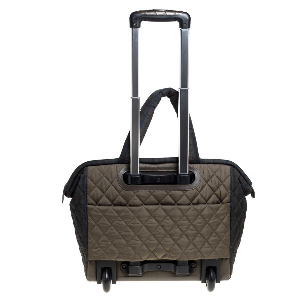 This Coco Cocoon rolling trolley will be your favorite travel companion. Crafted in Italy, it is made from quilted nylon and comes equipped with dual puffy nylon handles, an extension handle, rolling wheels, and an exterior frontal zip pocket. A