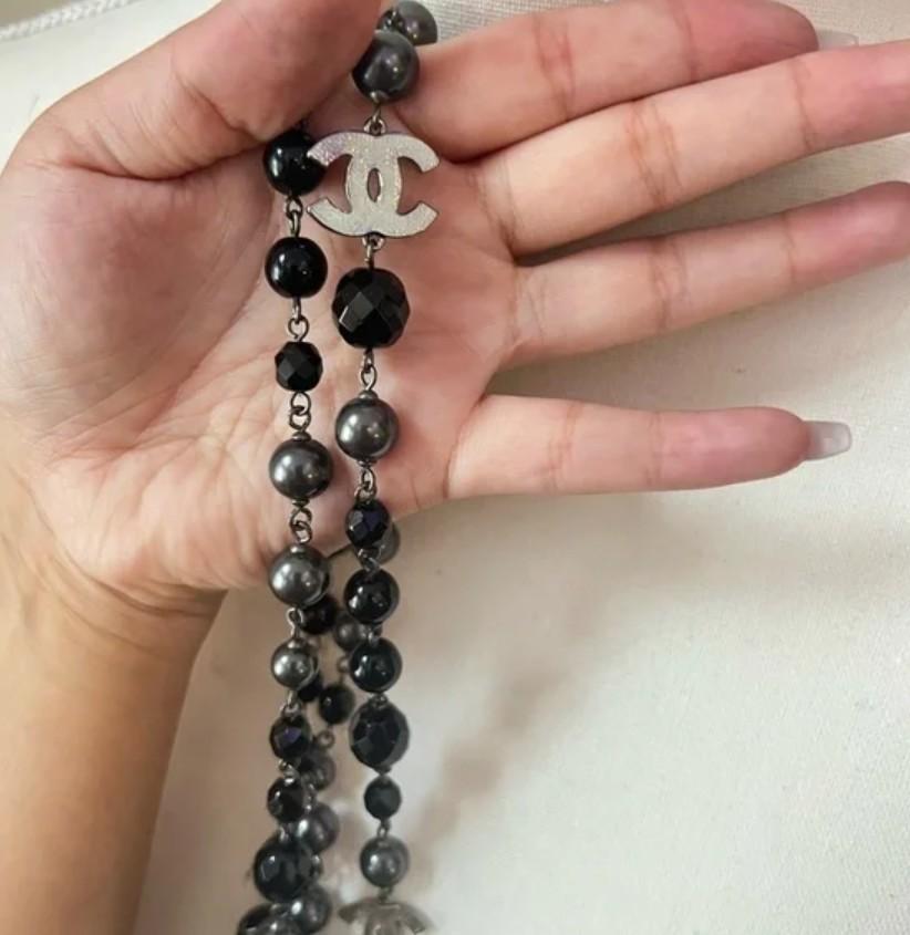 Collana lunga Chanel con perle nere finte In condizioni buone in vendita a Bellevue, WA