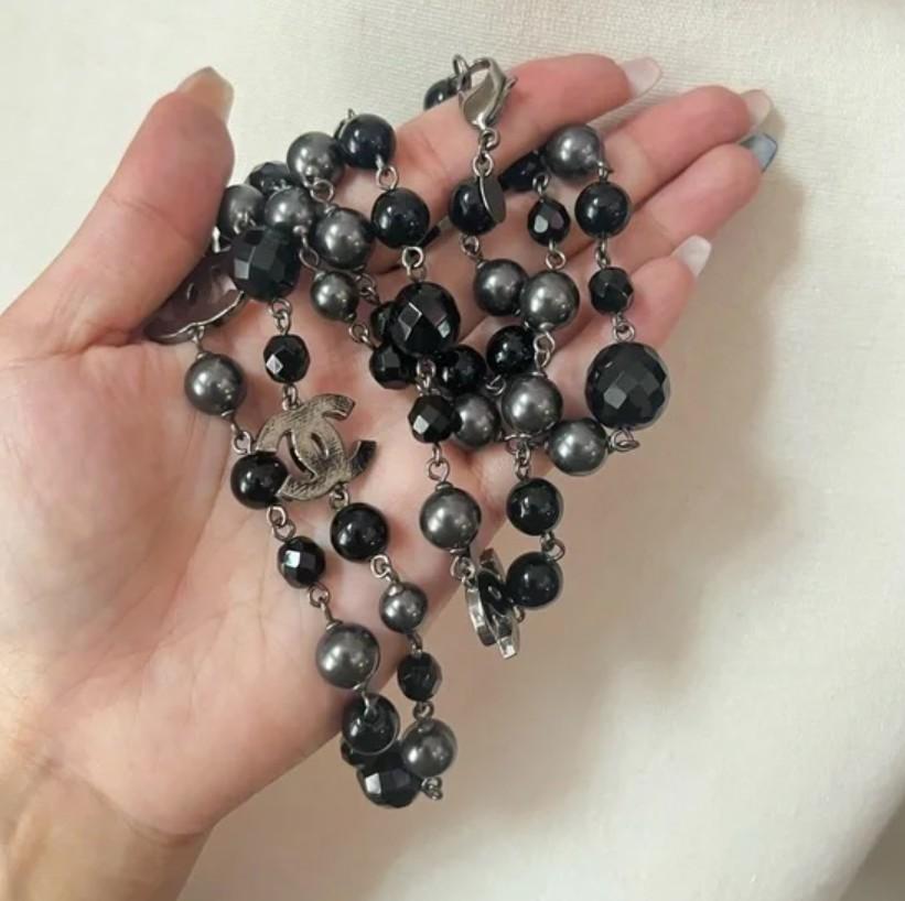 Collana lunga Chanel con perle nere finte in vendita 1