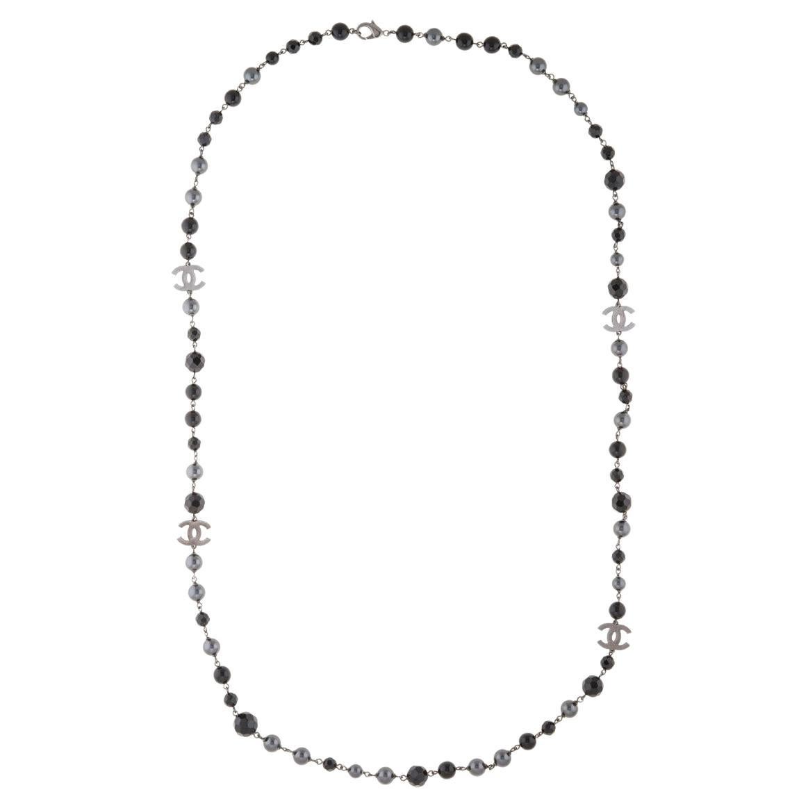 Collana lunga Chanel con perle nere finte in vendita