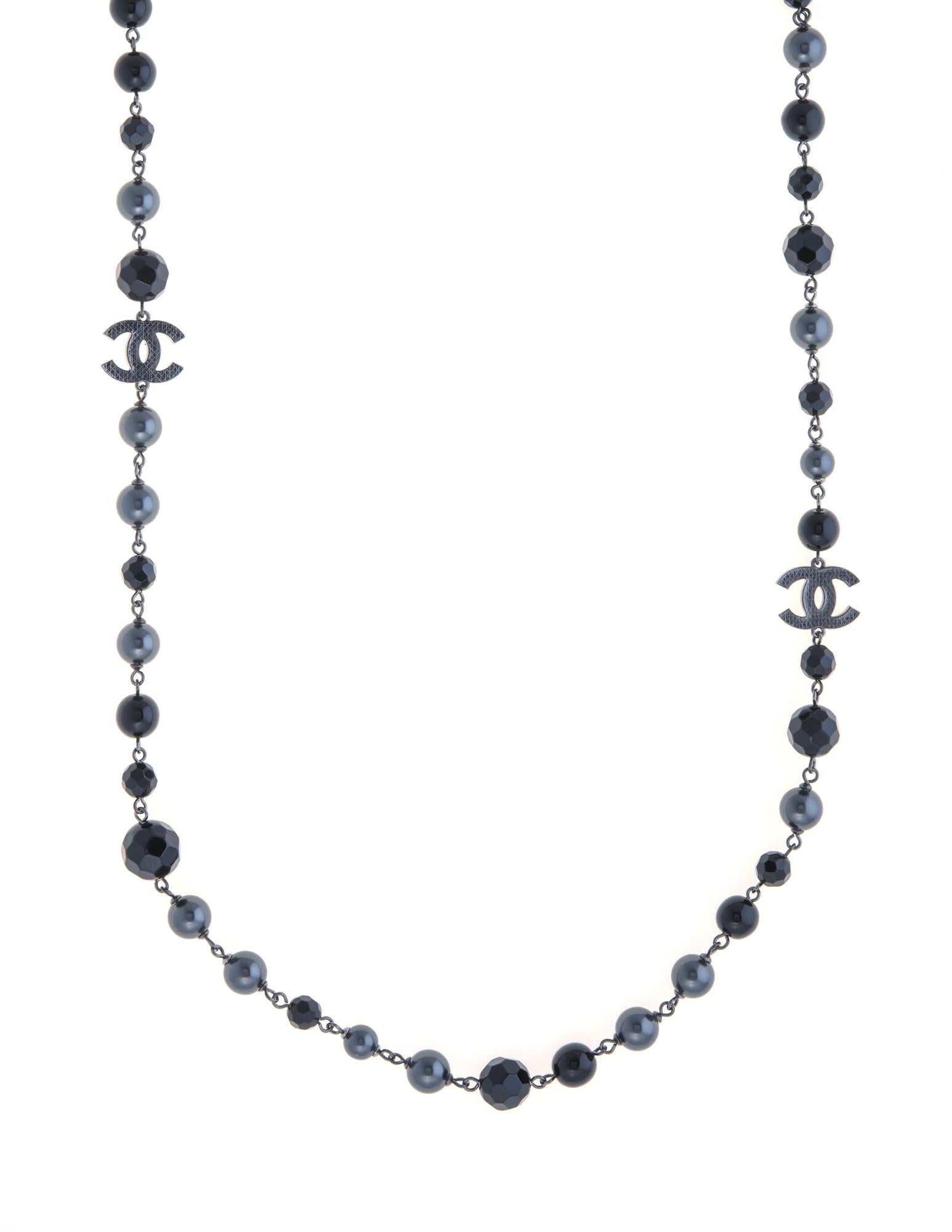 Pre-owned Chanel black faux pearl necklace crafted in silver tone (circa 2014). 

The necklace features 10mm faux black pearls with round and black faceted beads measuring 8mm to 12mm. Four CC logos separate the beads. The necklace can be worn as a