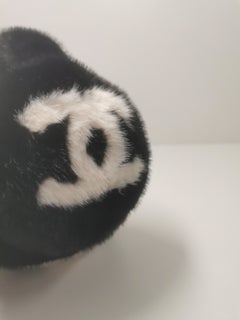 Cache-oreilles vintage Chanel en fausse fourrure, contrastant noir et blanc