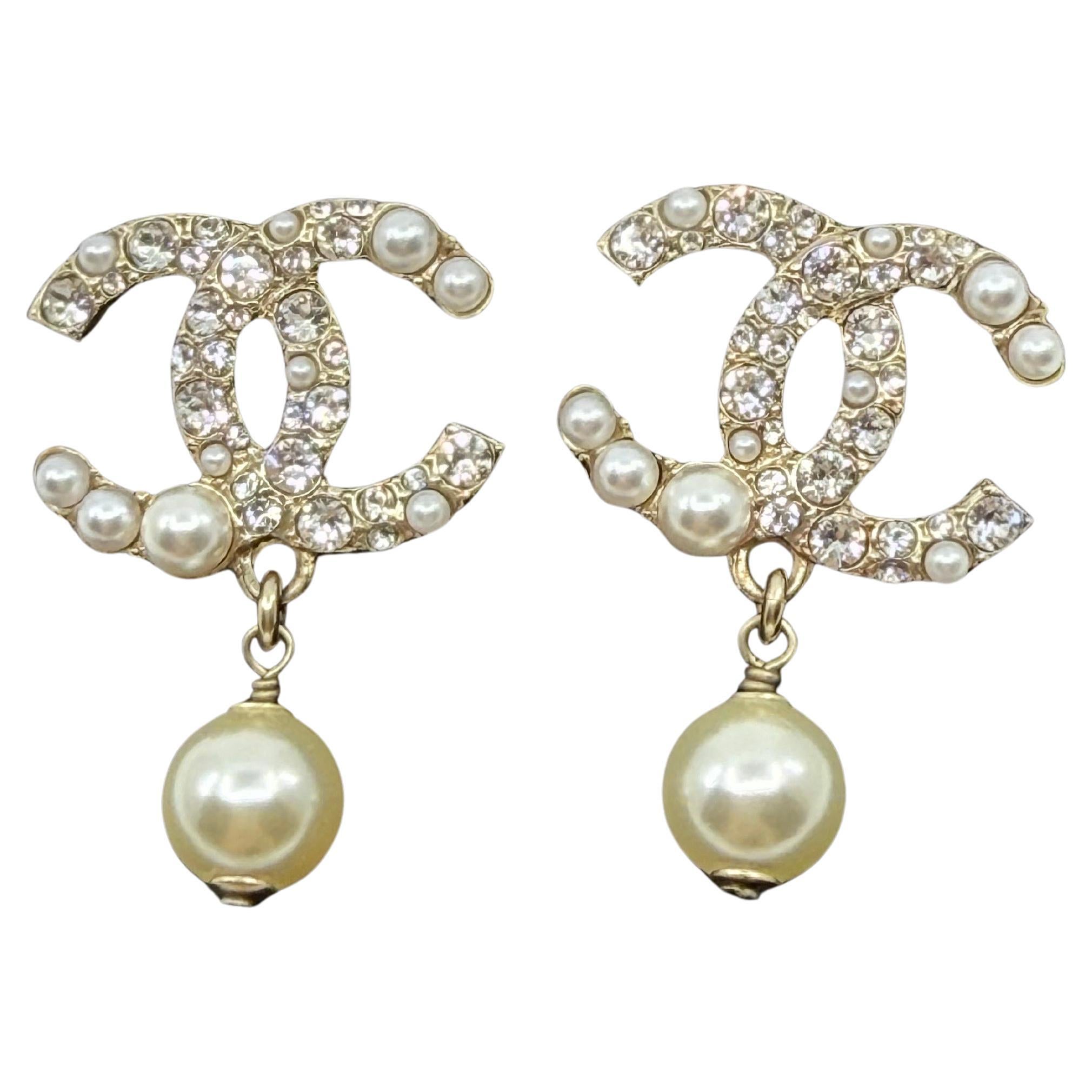 Chanel Faux Pearl and Crystal CC Drop Earrings im Angebot
