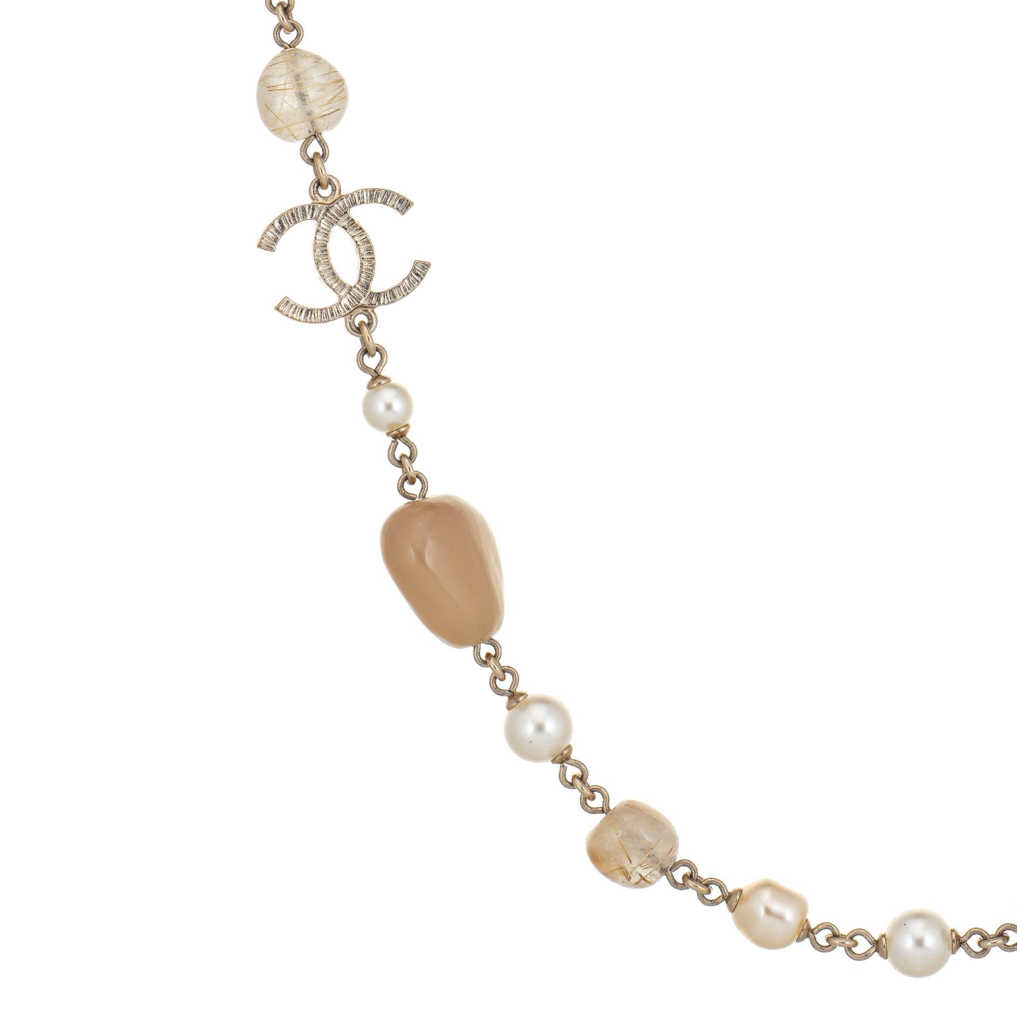 Gebrauchte Chanel Halskette mit Kunstperlen und Perlen in Gelbgold (circa 2014). 

Mit einer Länge von 41 Zoll besteht die Kette aus 6 bis 7 mm großen runden und barocken Kunstperlen mit 9 bis 12 mm großen Harzperlen in einem klaren bis sandfarbenen