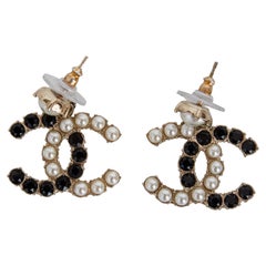 Chanel, boucles d'oreilles percées CC en fausse perle/or noir (2020)