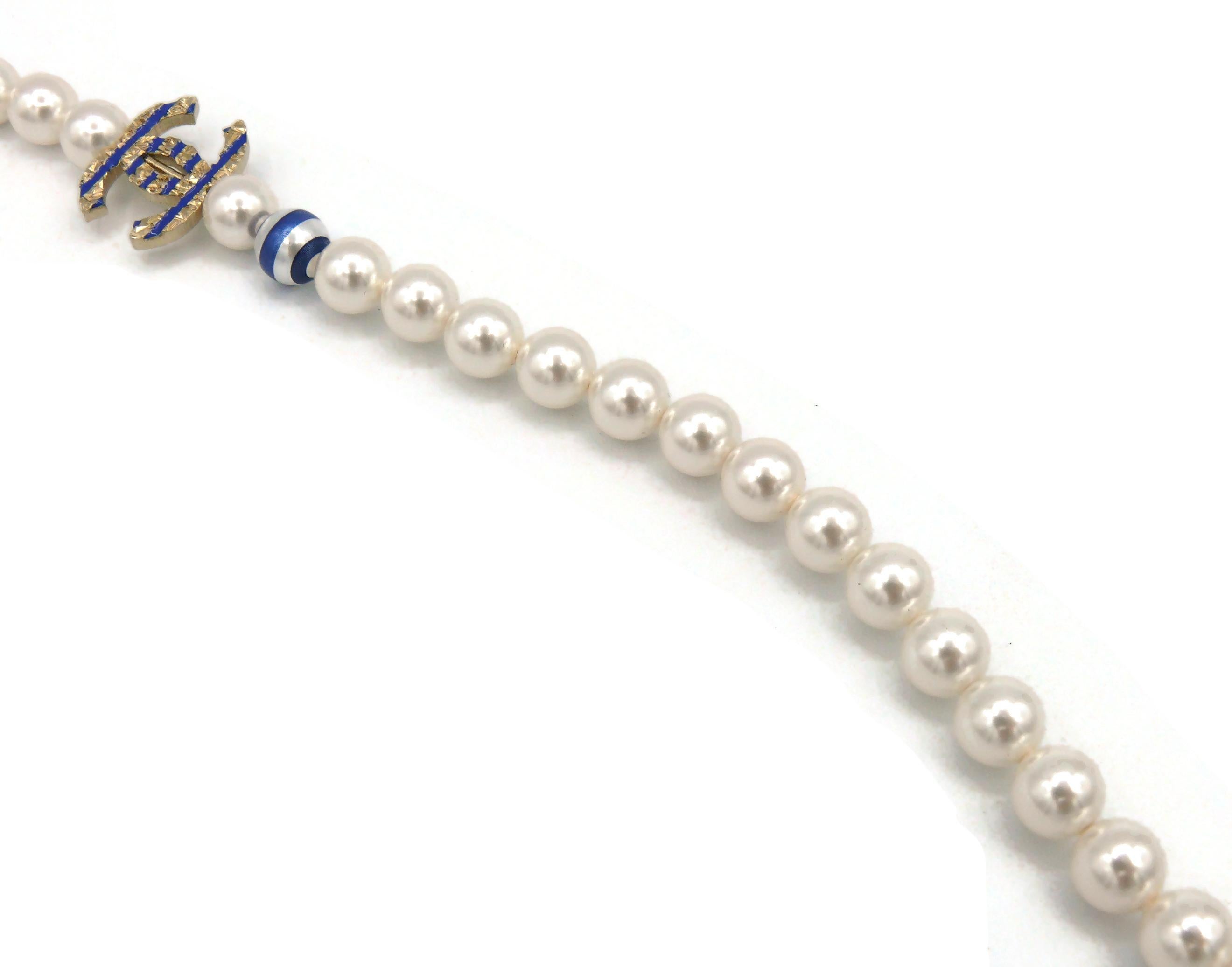 Chanel Collier avec logos CC des Sripes bleues en fausses perles, Resort 2019 en vente 6