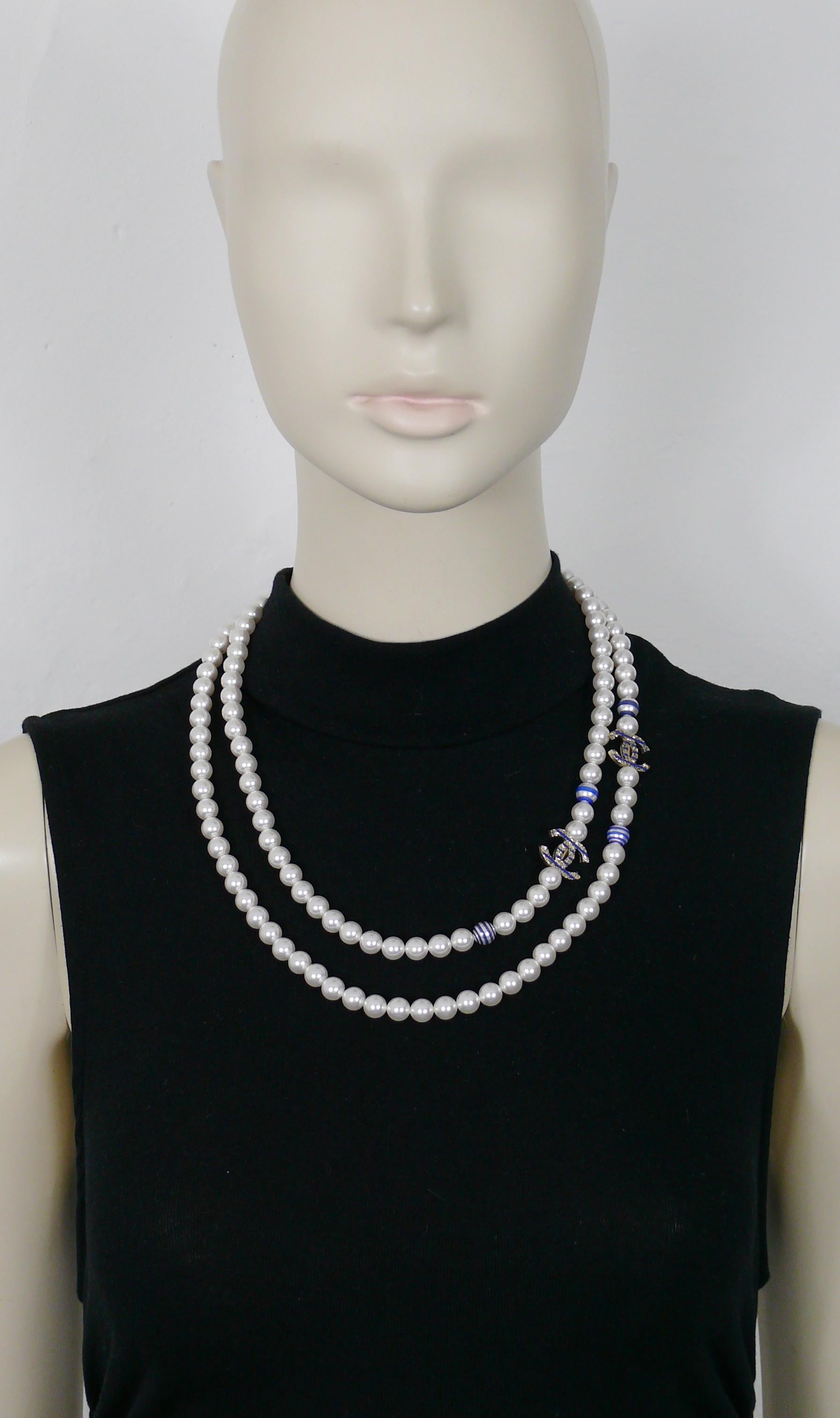Chanel Collier avec logos CC des Sripes bleues en fausses perles, Resort 2019 Pour femmes en vente