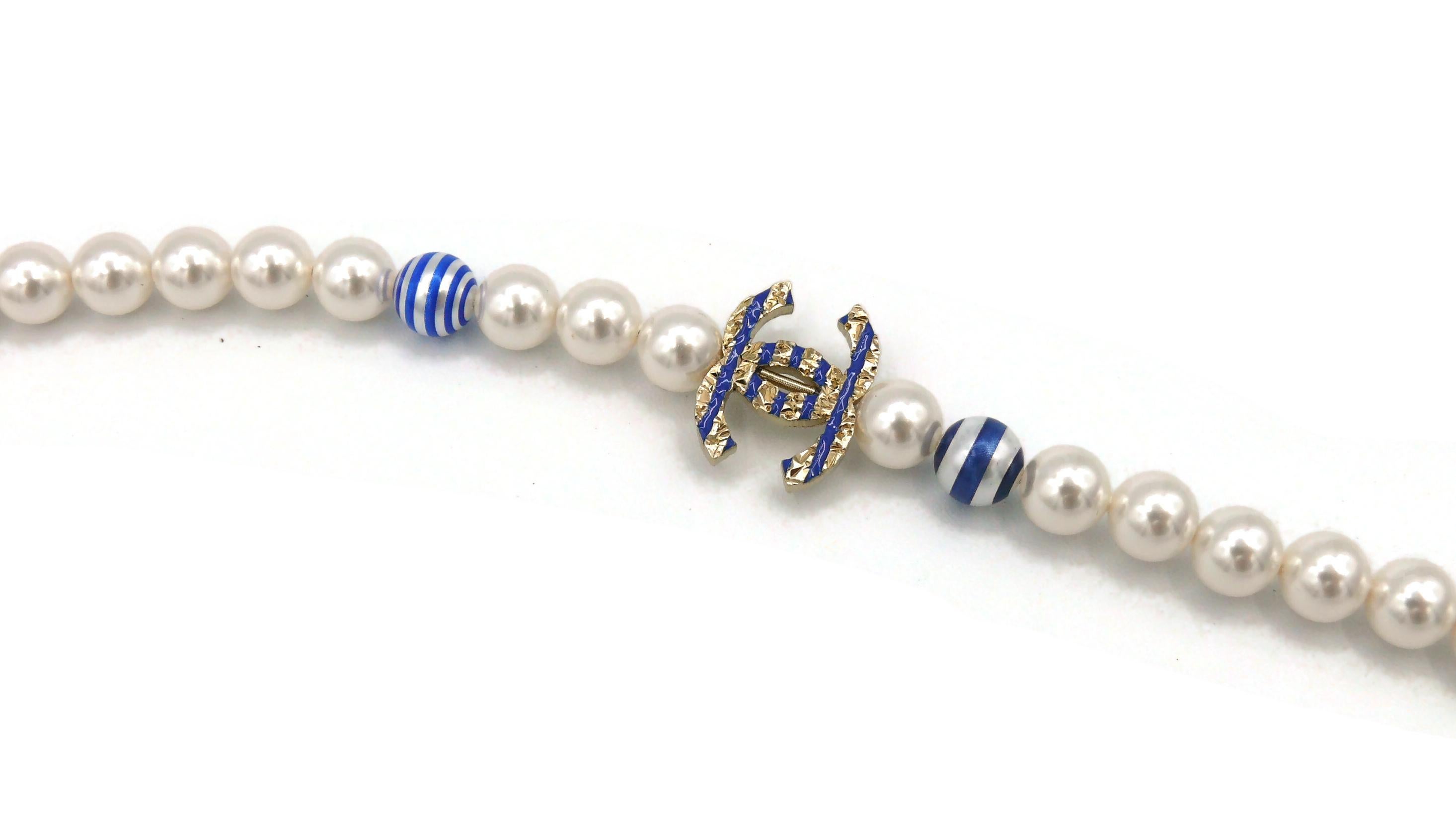 Chanel Collier avec logos CC des Sripes bleues en fausses perles, Resort 2019 en vente 5