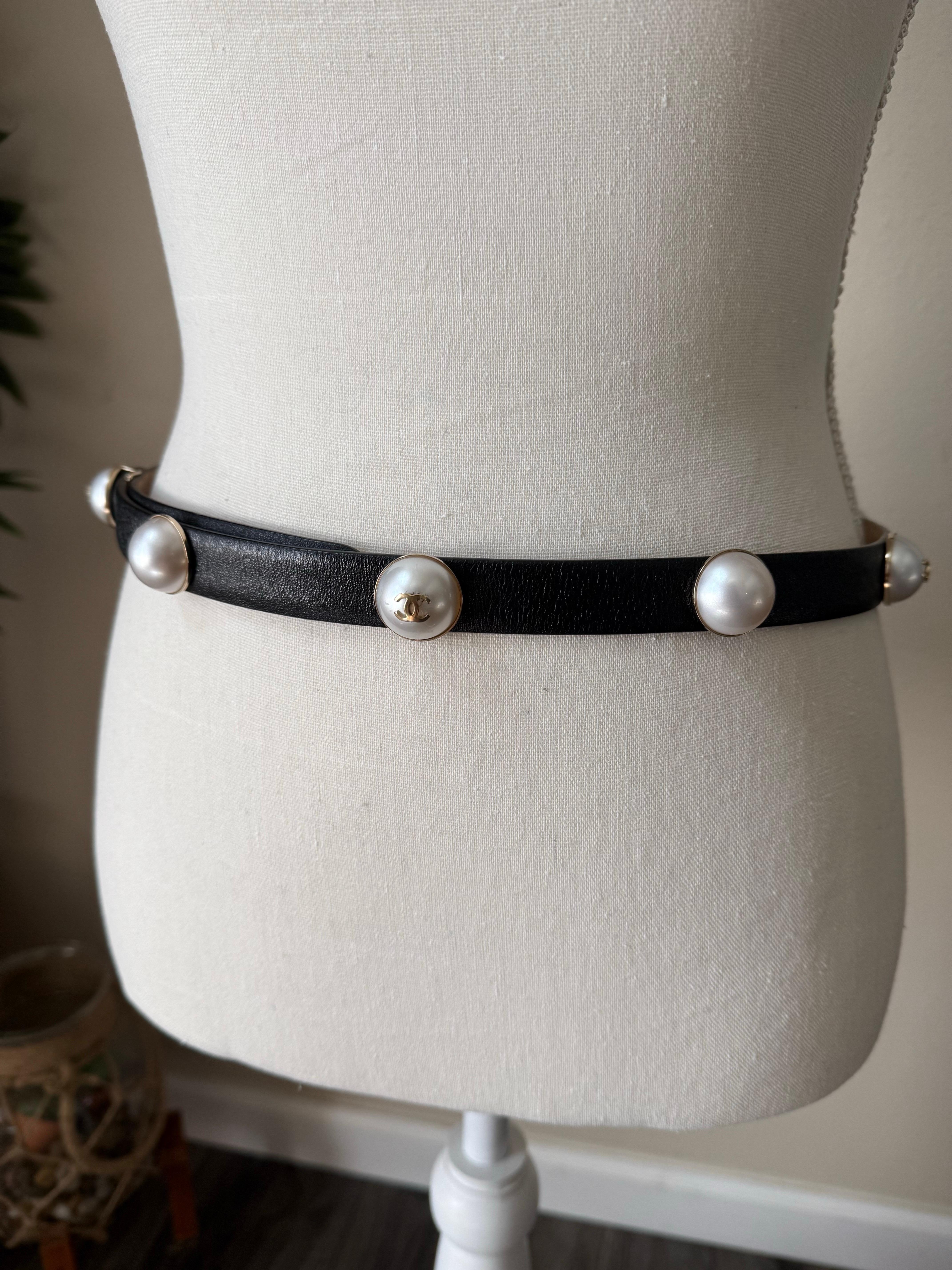 CHANEL Kunstperlen CC-Akzente Kalbsledergürtel schwarz - 80/32 im Zustand „Gut“ im Angebot in Bellevue, WA