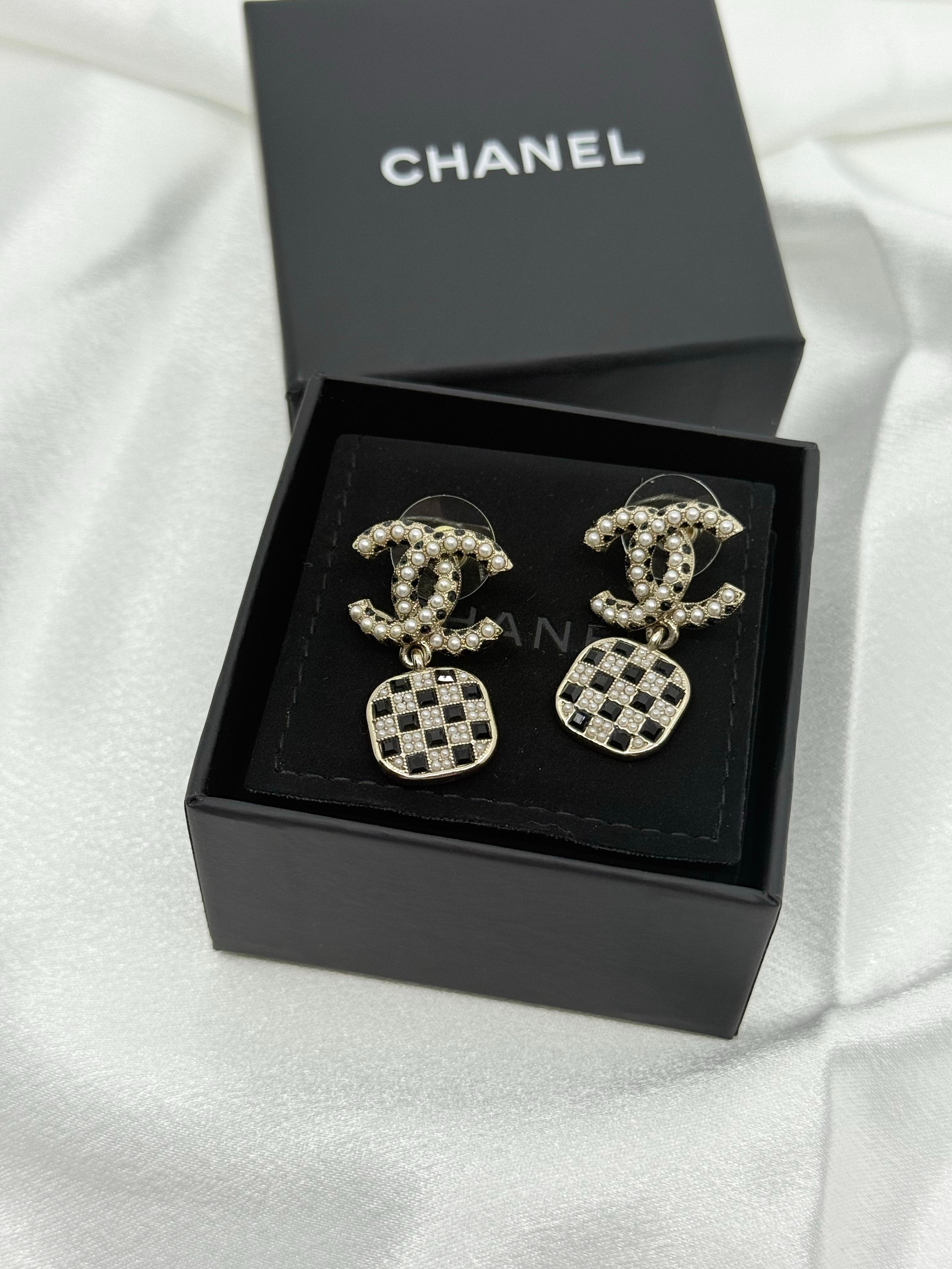 Chanel Kunstperlen CC Schwarz Kristall Ohrringe im Angebot 6