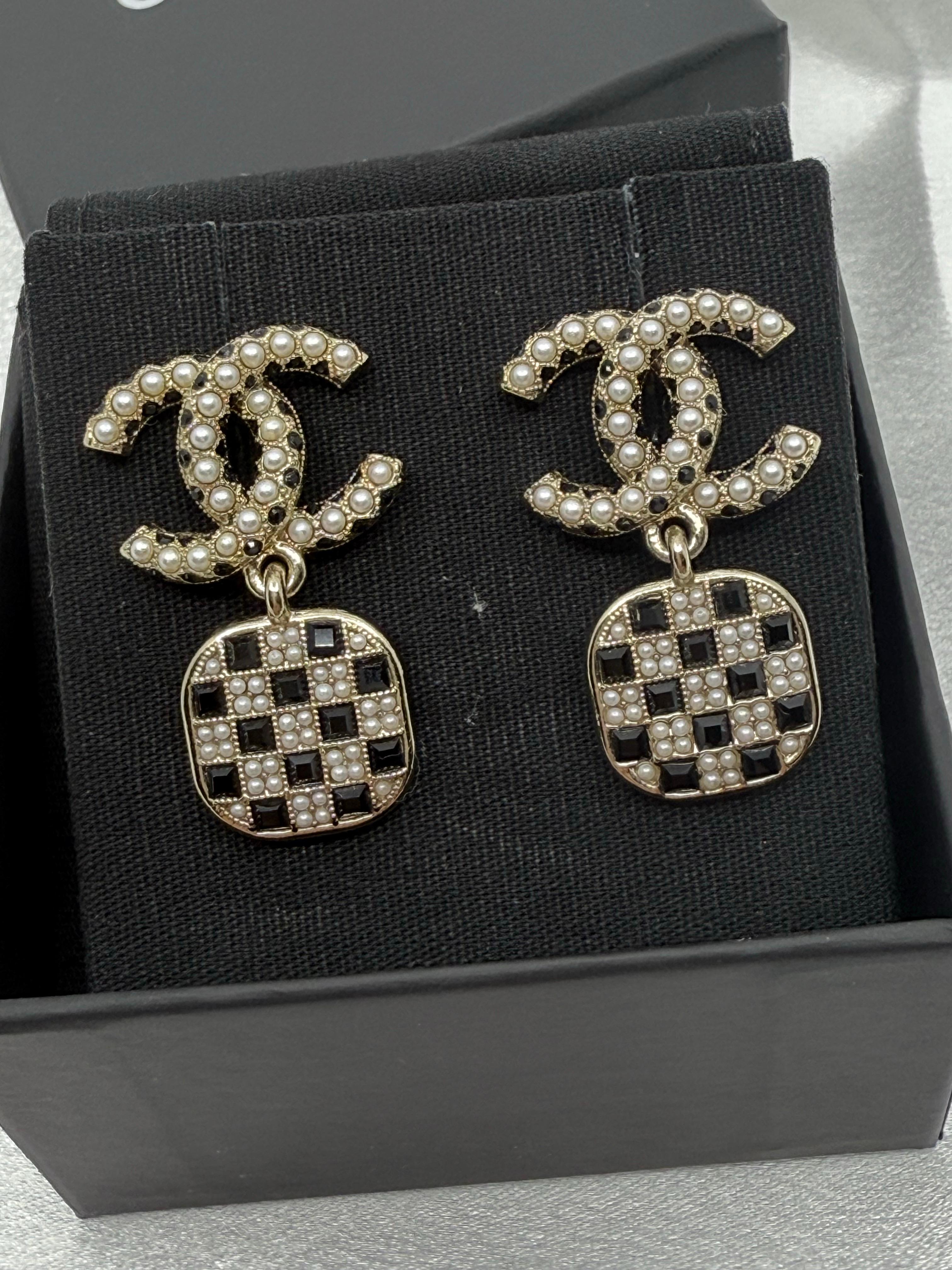 Chanel Kunstperlen CC Schwarz Kristall Ohrringe im Angebot 7