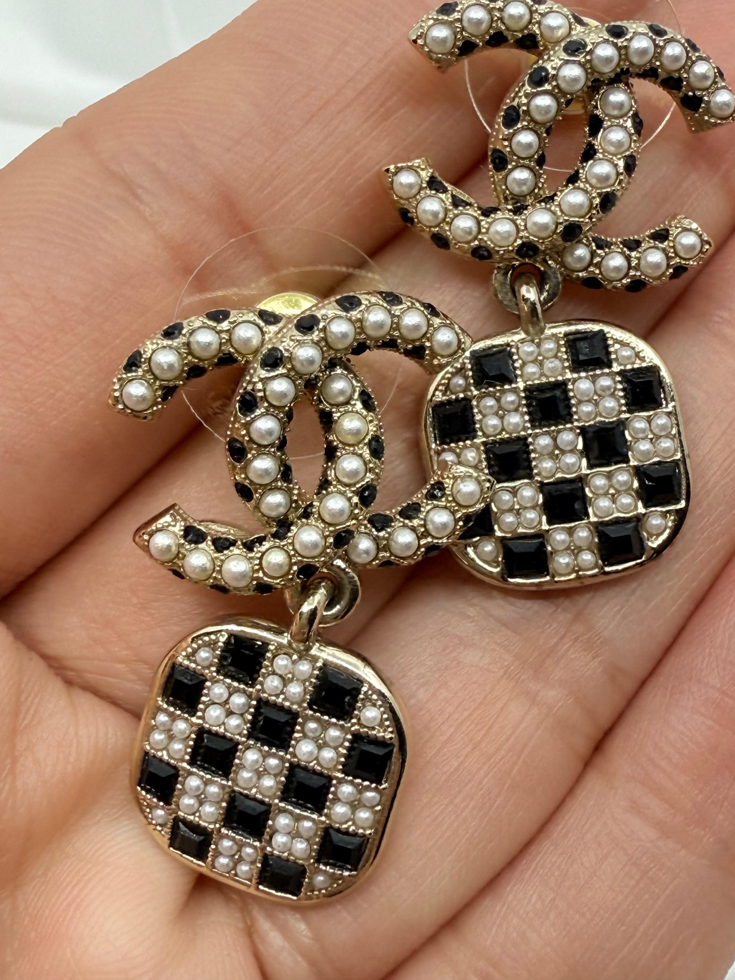 Chanel Kunstperlen CC Schwarz Kristall Ohrringe im Angebot 8