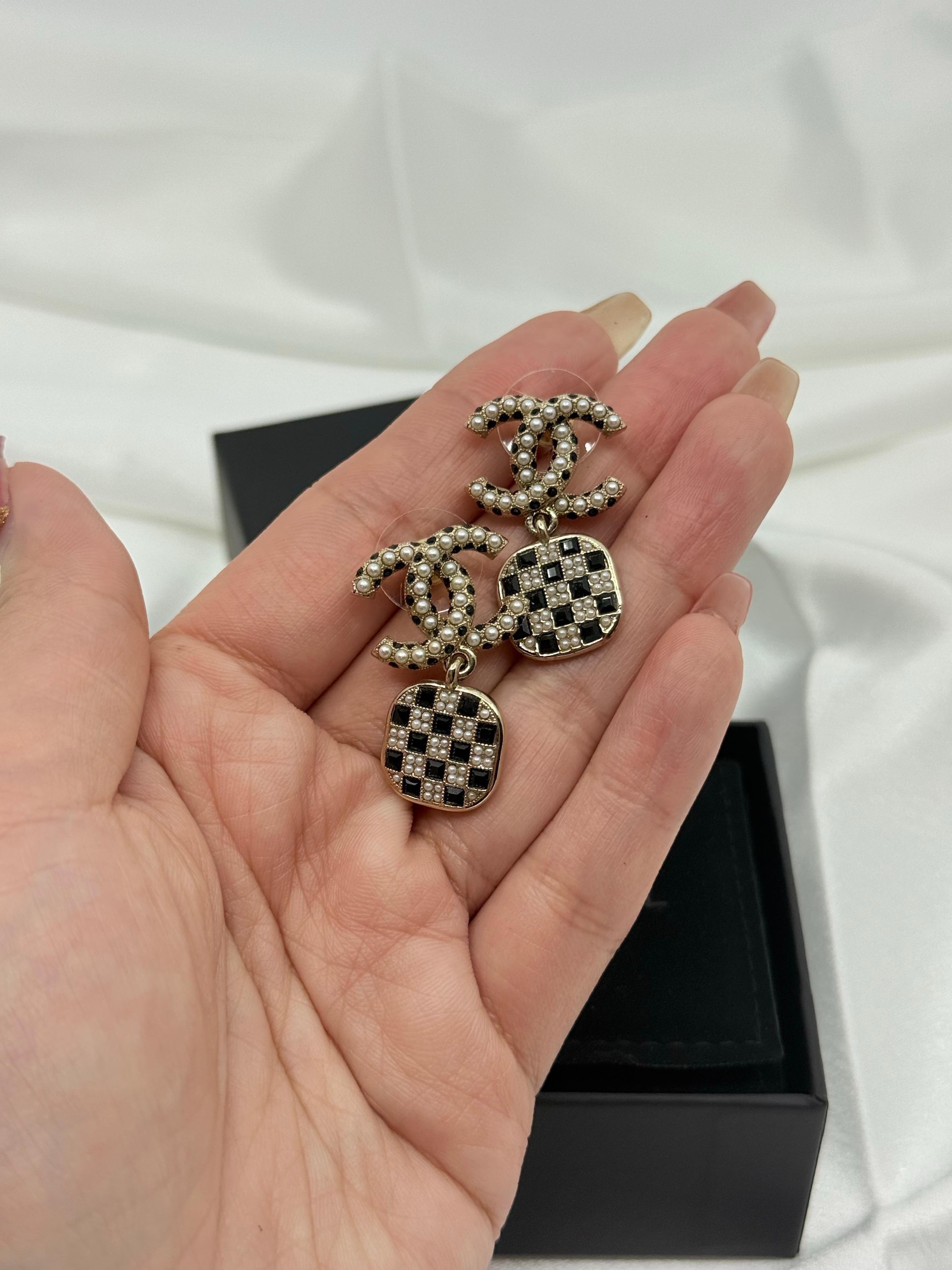 Chanel Kunstperlen CC Schwarz Kristall Ohrringe im Zustand „Gut“ im Angebot in Bellevue, WA